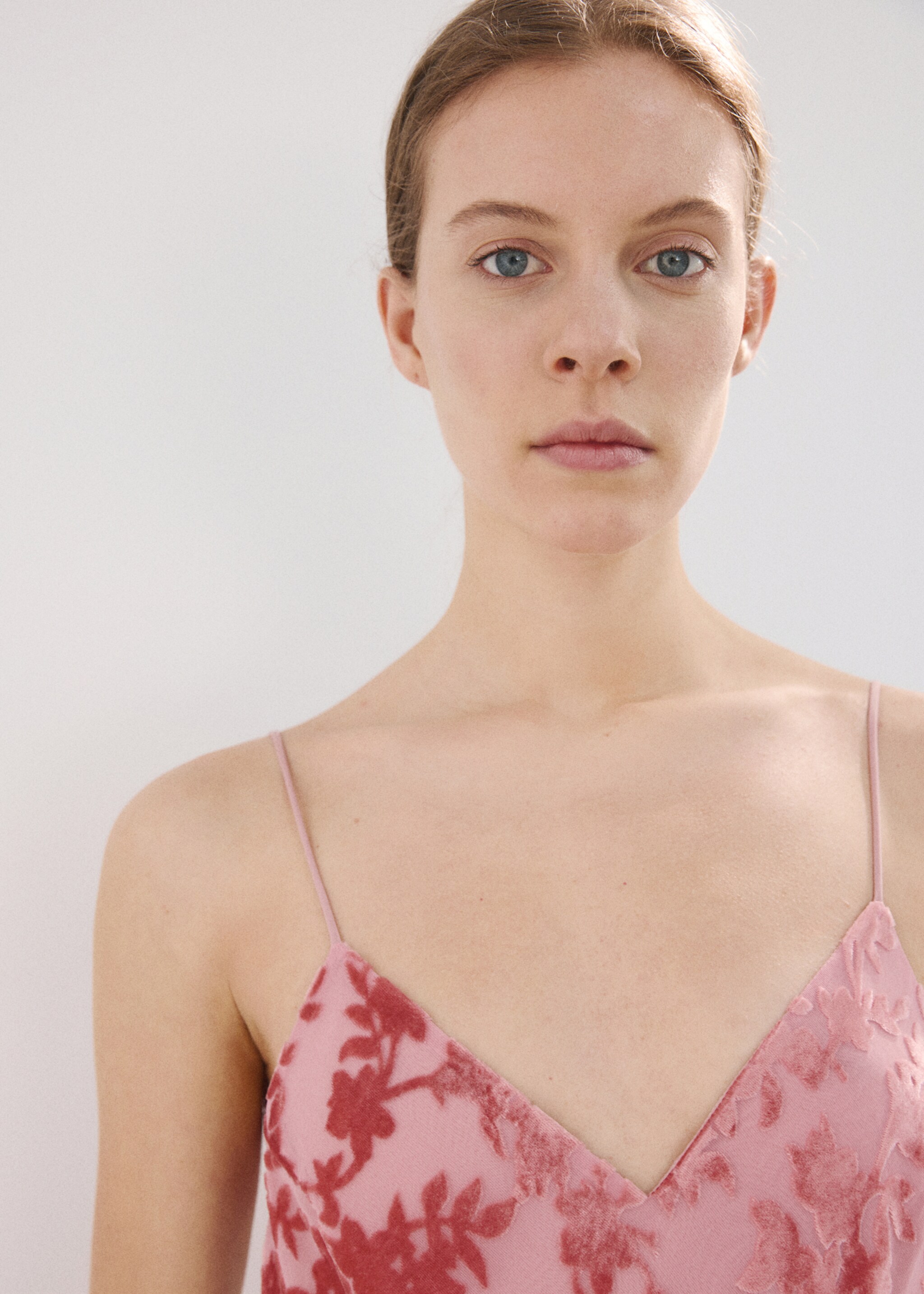 Devoré floral dress - Details of the article 1, Pastel Pink. Ref: 27027151-00.