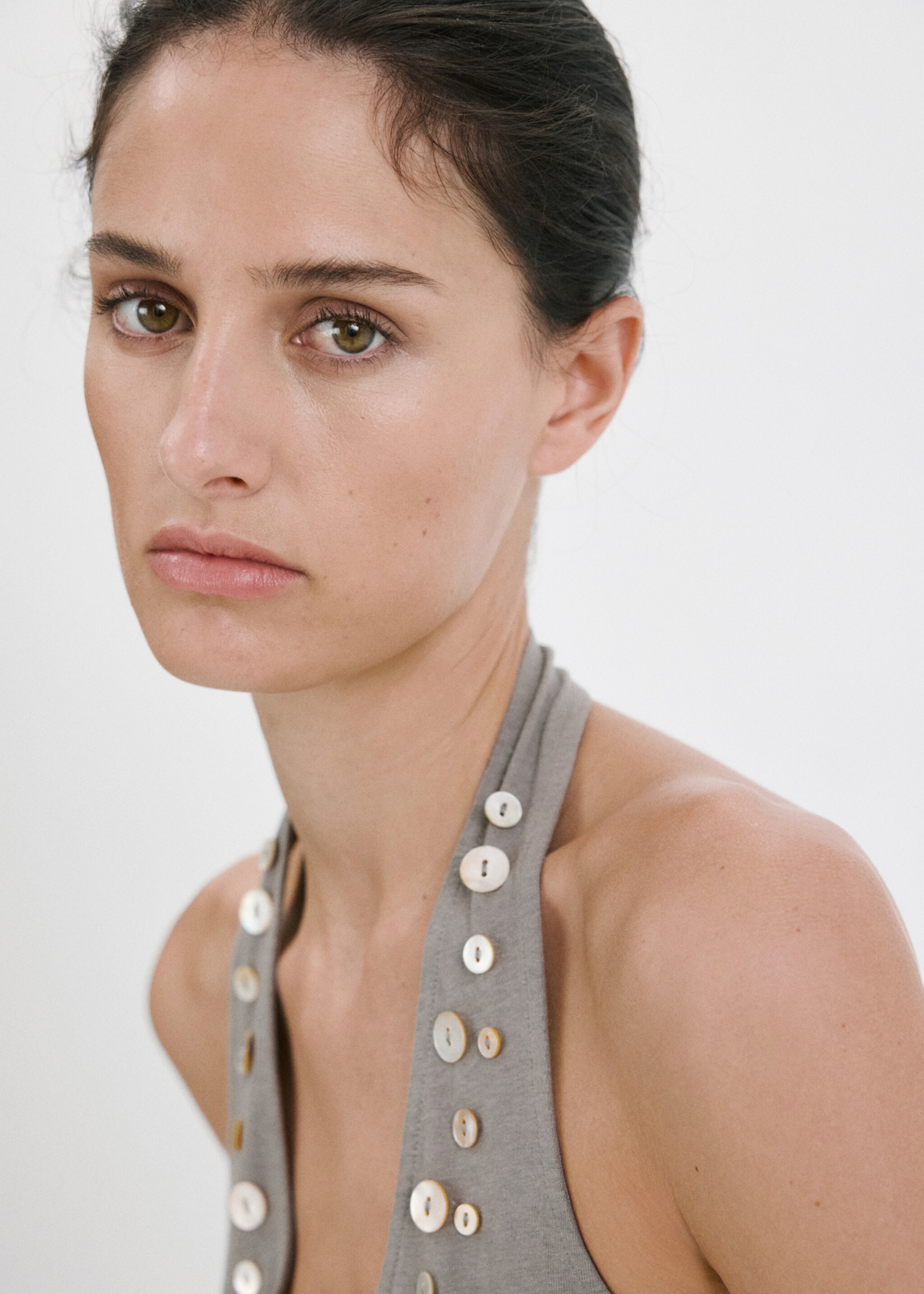 Top halter botones decorativos - Detalle del artículo 1, Gris. Ref: 27027154-00.