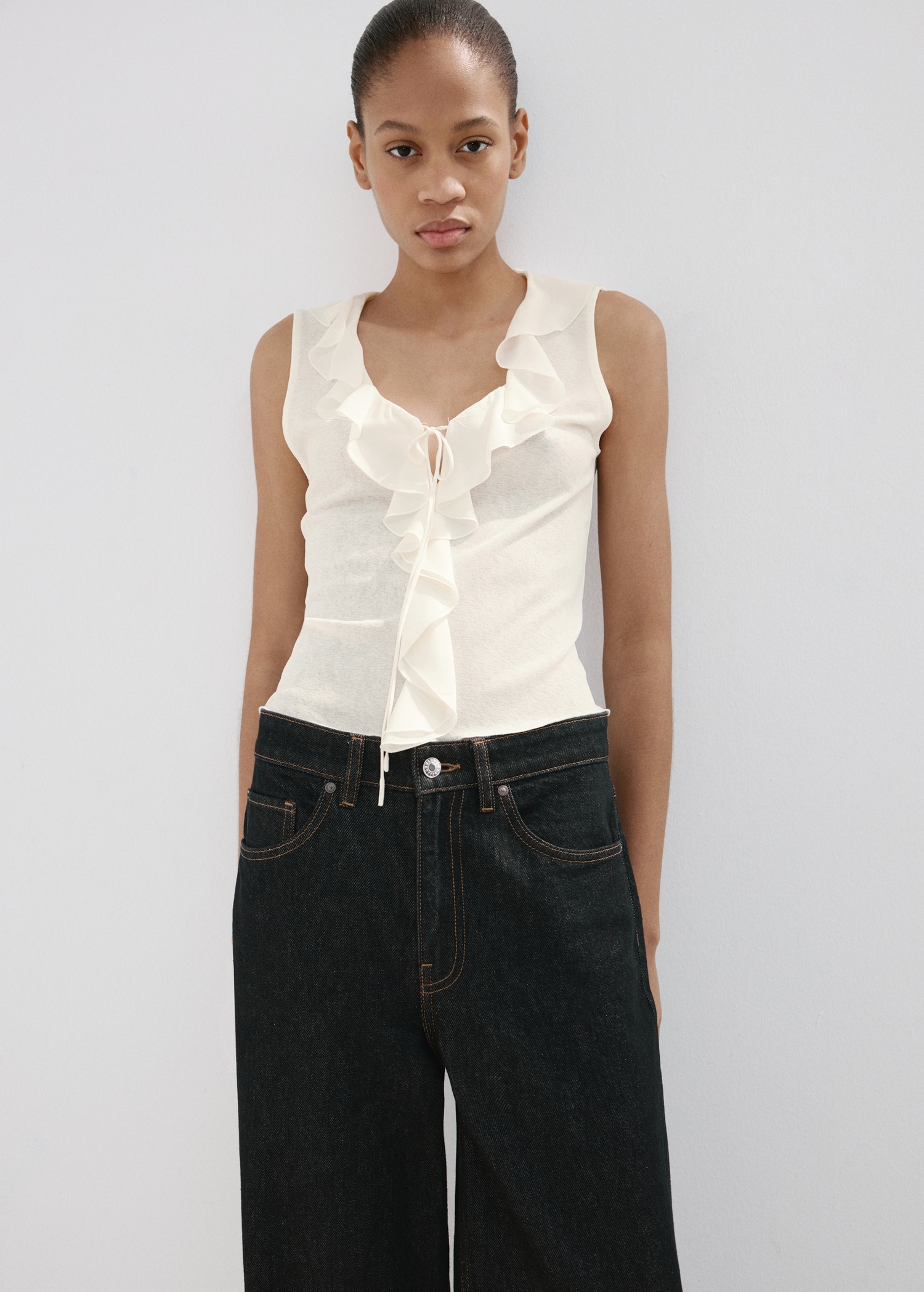 Ruffled V-neck top - Medium plane