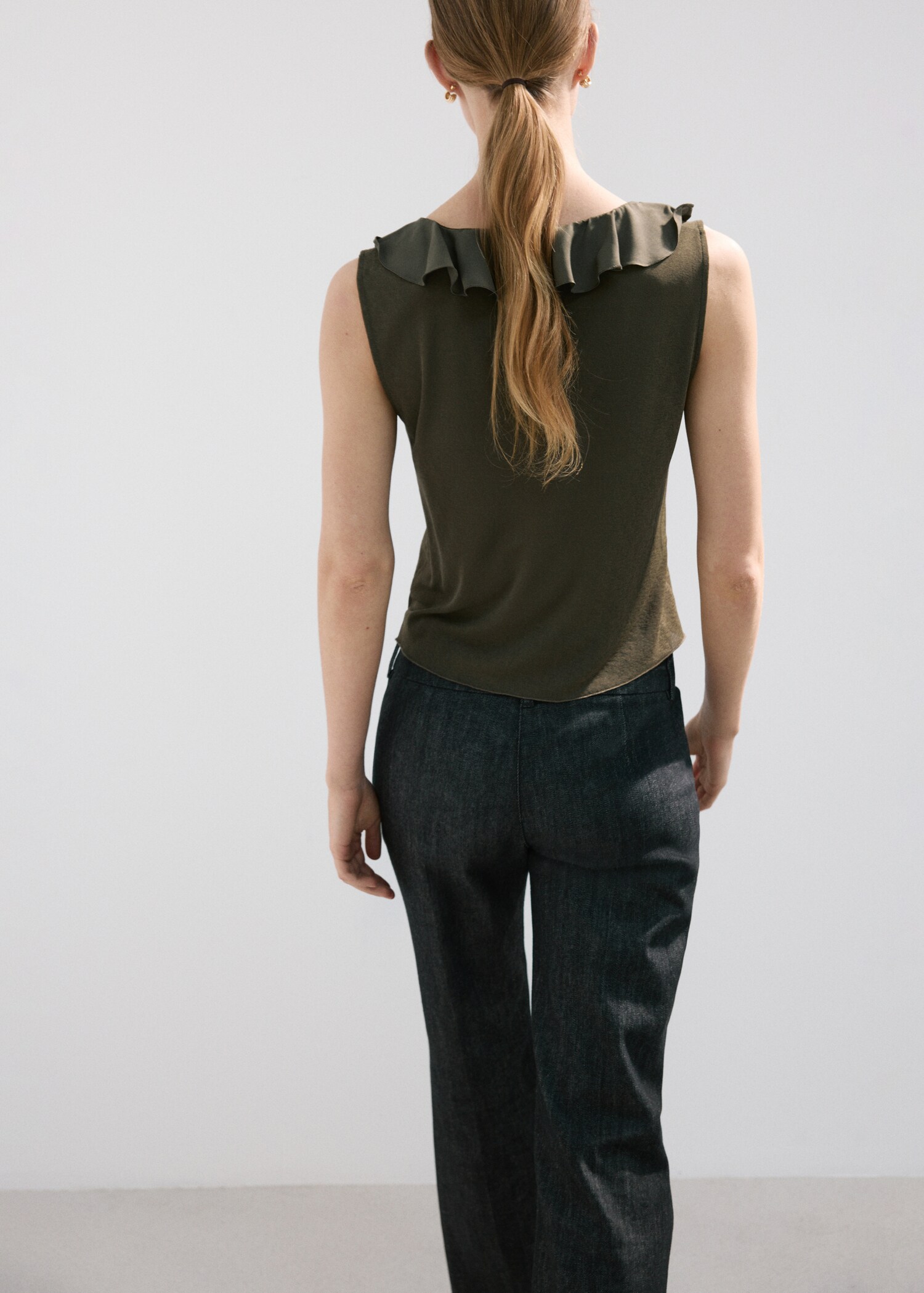 Ruffled V-neck top - Details of the article 1