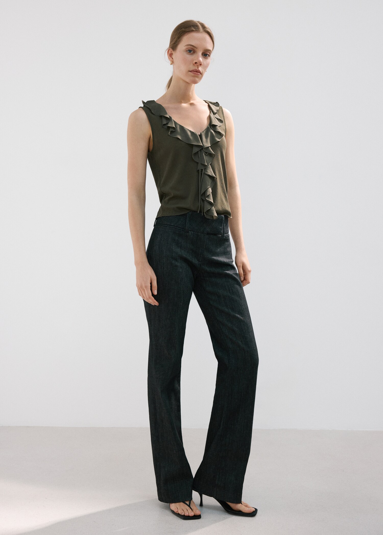 Ruffled V-neck top - Details of the article 2