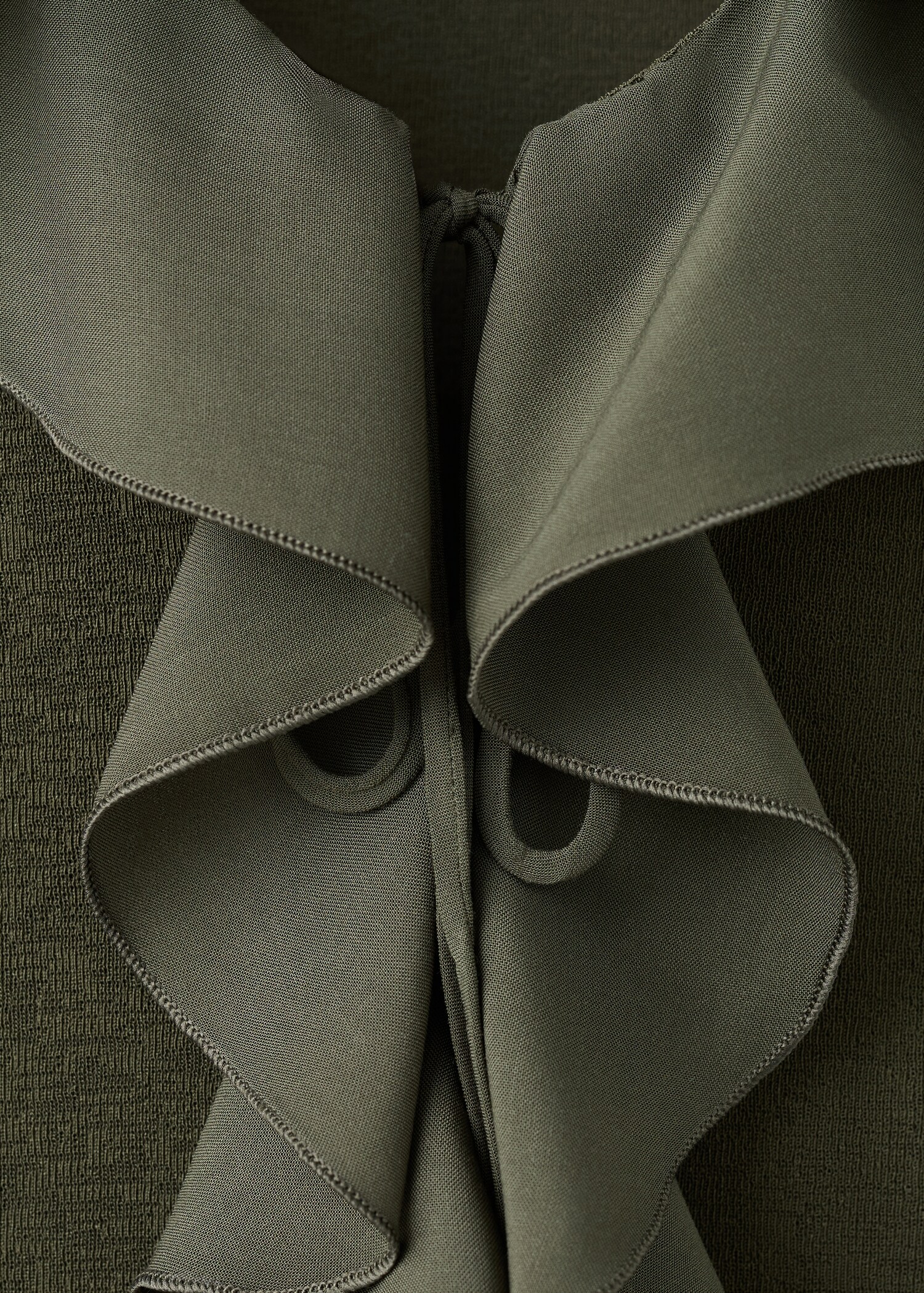 Ruffled V-neck top - Details of the article 8