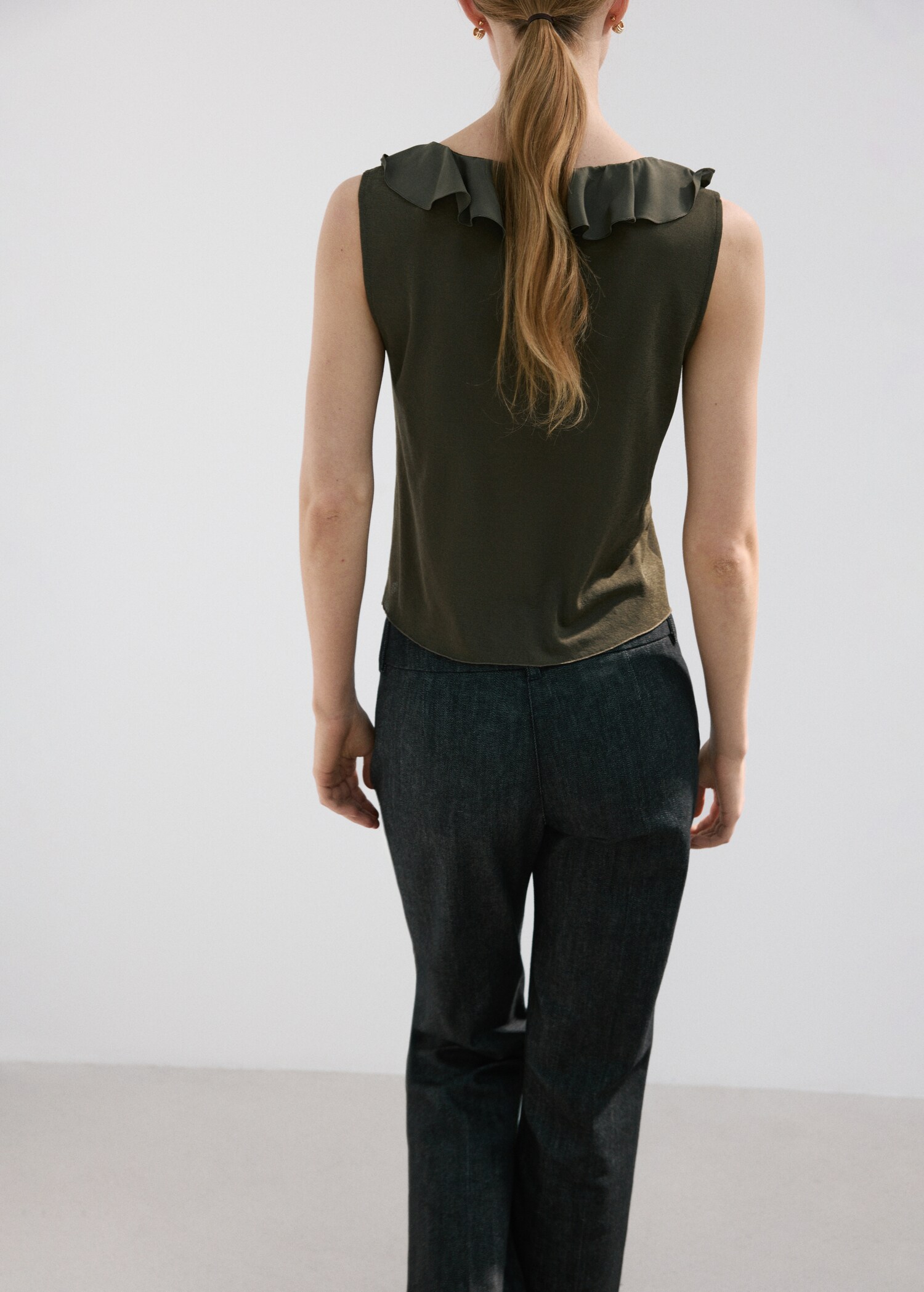 Ruffled V-neck top - Reverse of the article