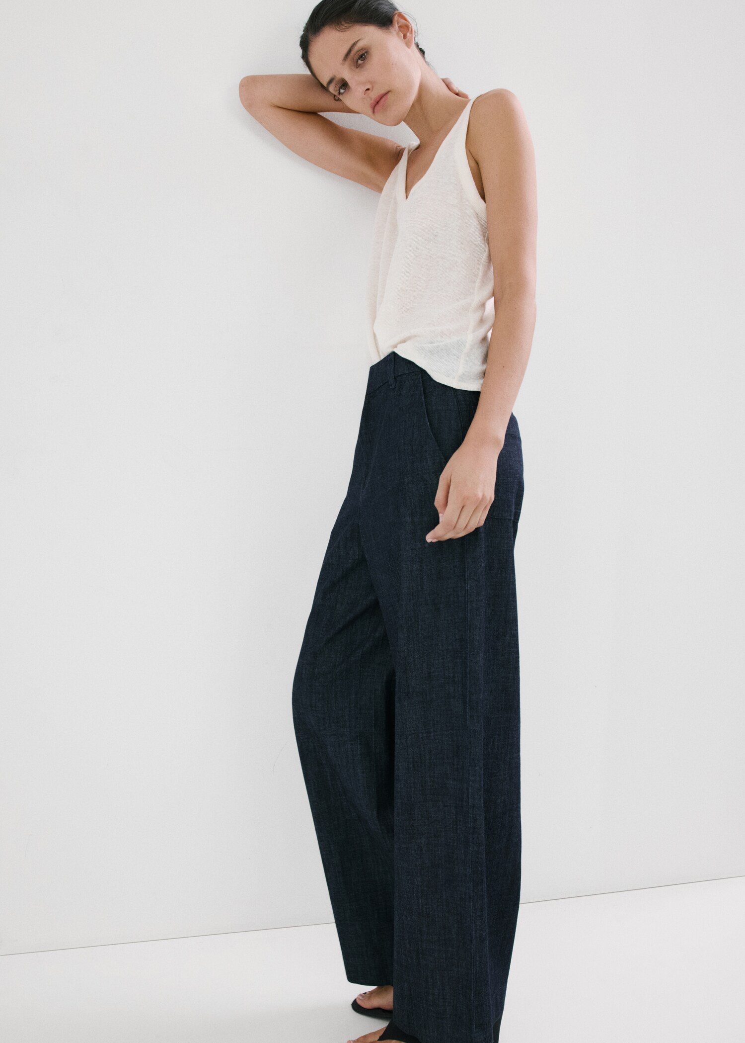 Wide leg mid-rise jeans - Details of the article 1