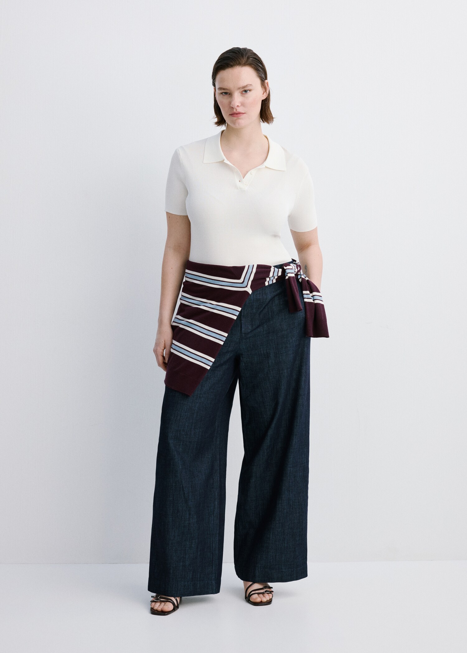 Wide leg mid-rise jeans - Details of the article 3