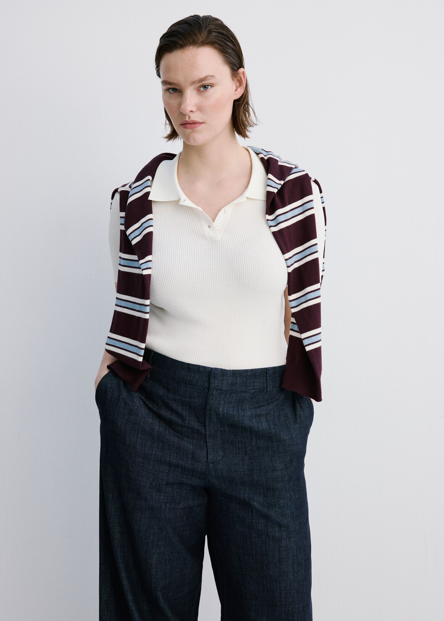 Wide leg mid-rise jeans - Details of the article 5