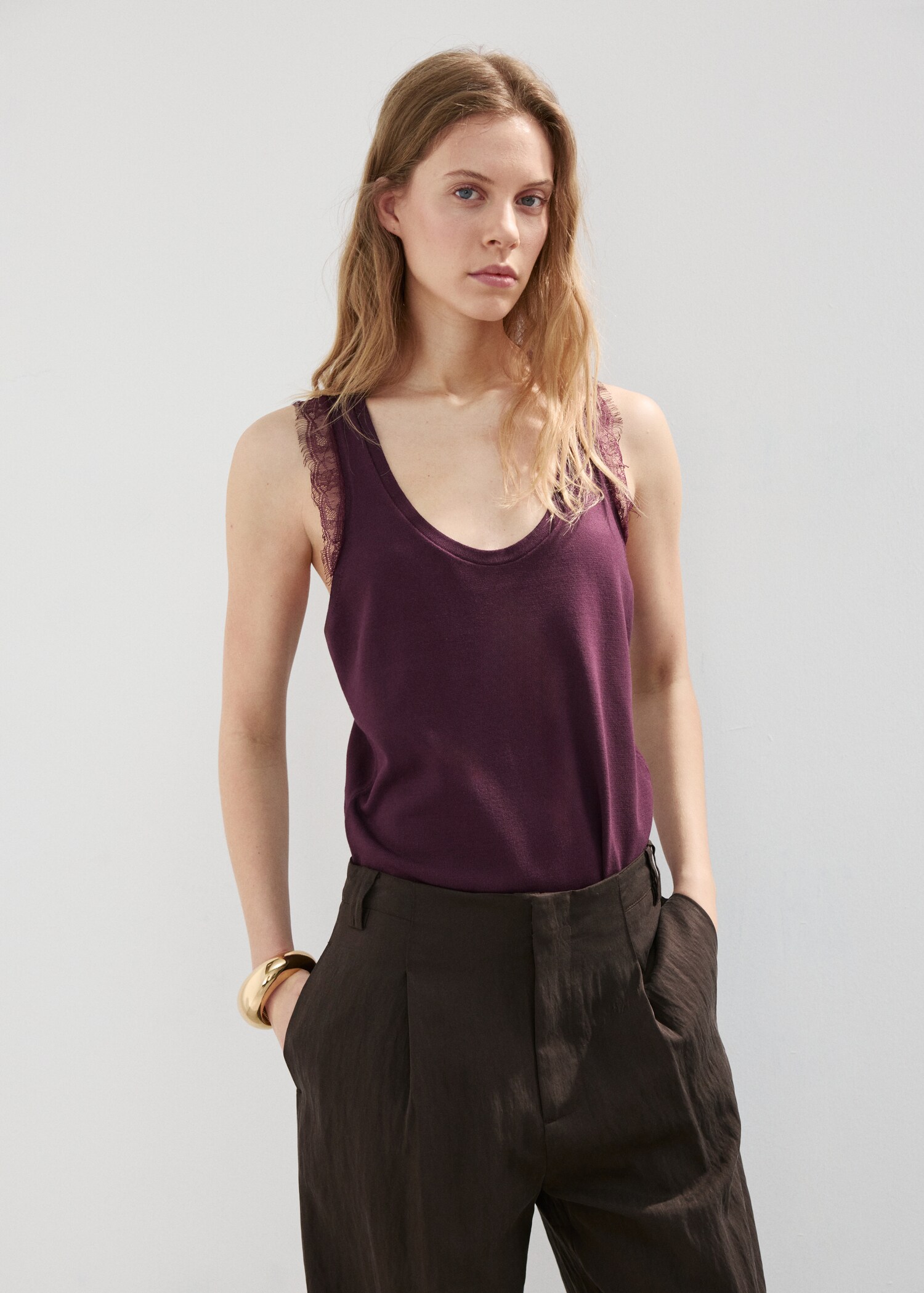 Lace back knit top - Medium plane