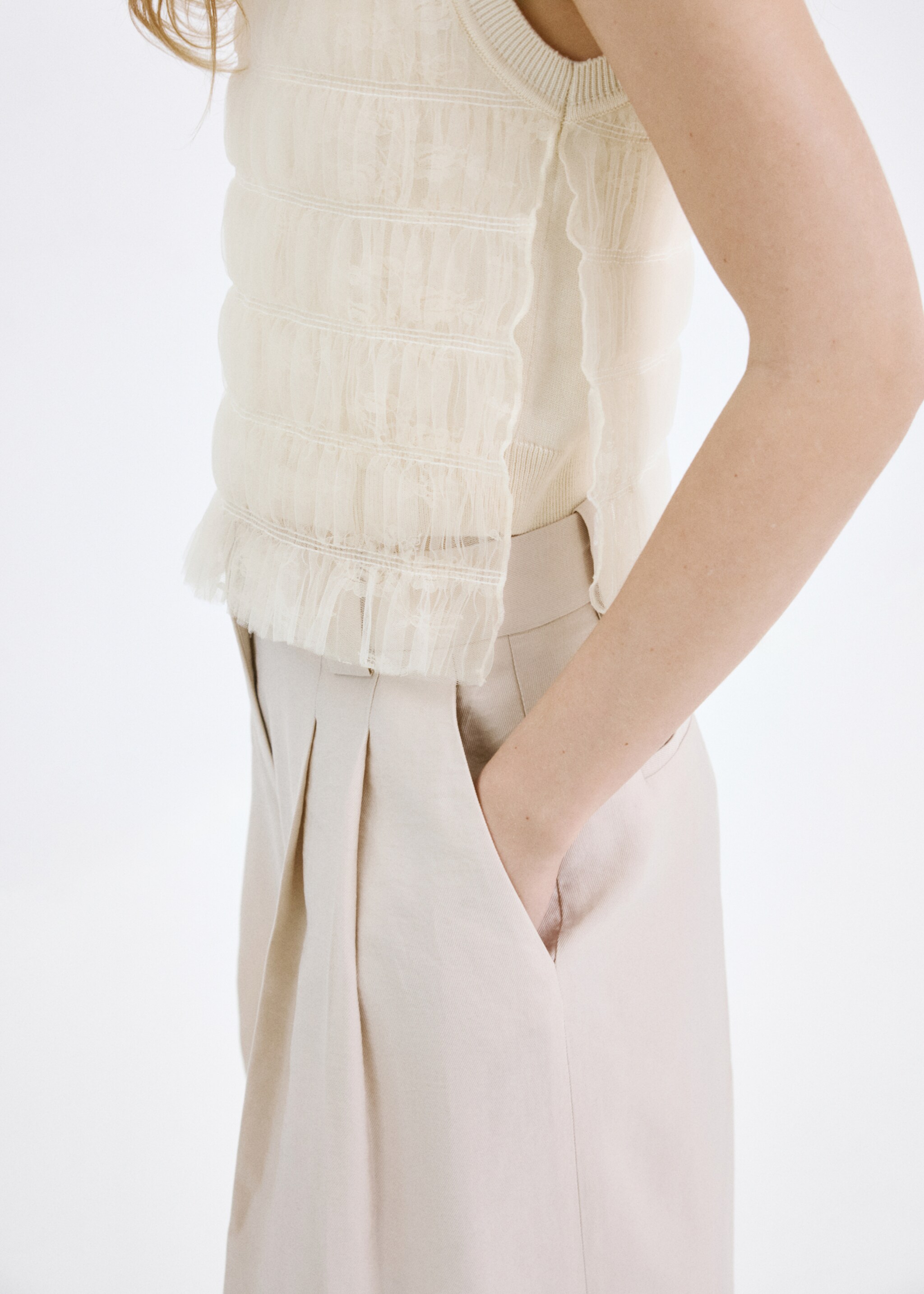 Ruffle knit top - Details of the article 1, Ecru. Ref: 27027169-00.