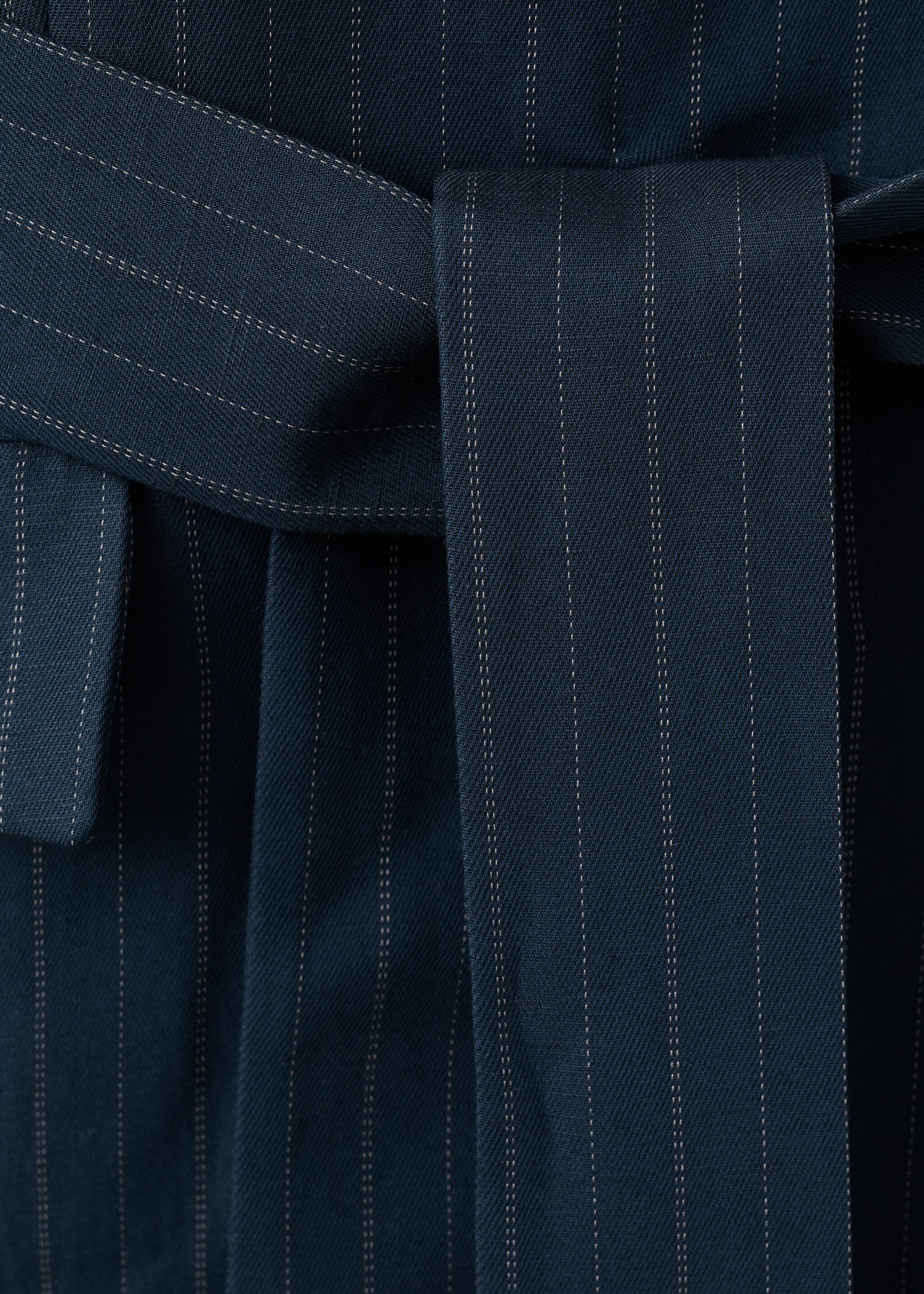 Блейзер в тонкую полоску с поясом - Деталь изделия 0, Глубокий темно-синий. Ref: 27027802-00.