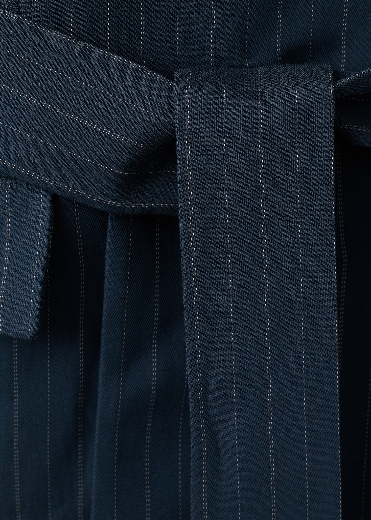 Блейзер в тонкую полоску с поясом - Деталь изделия 0