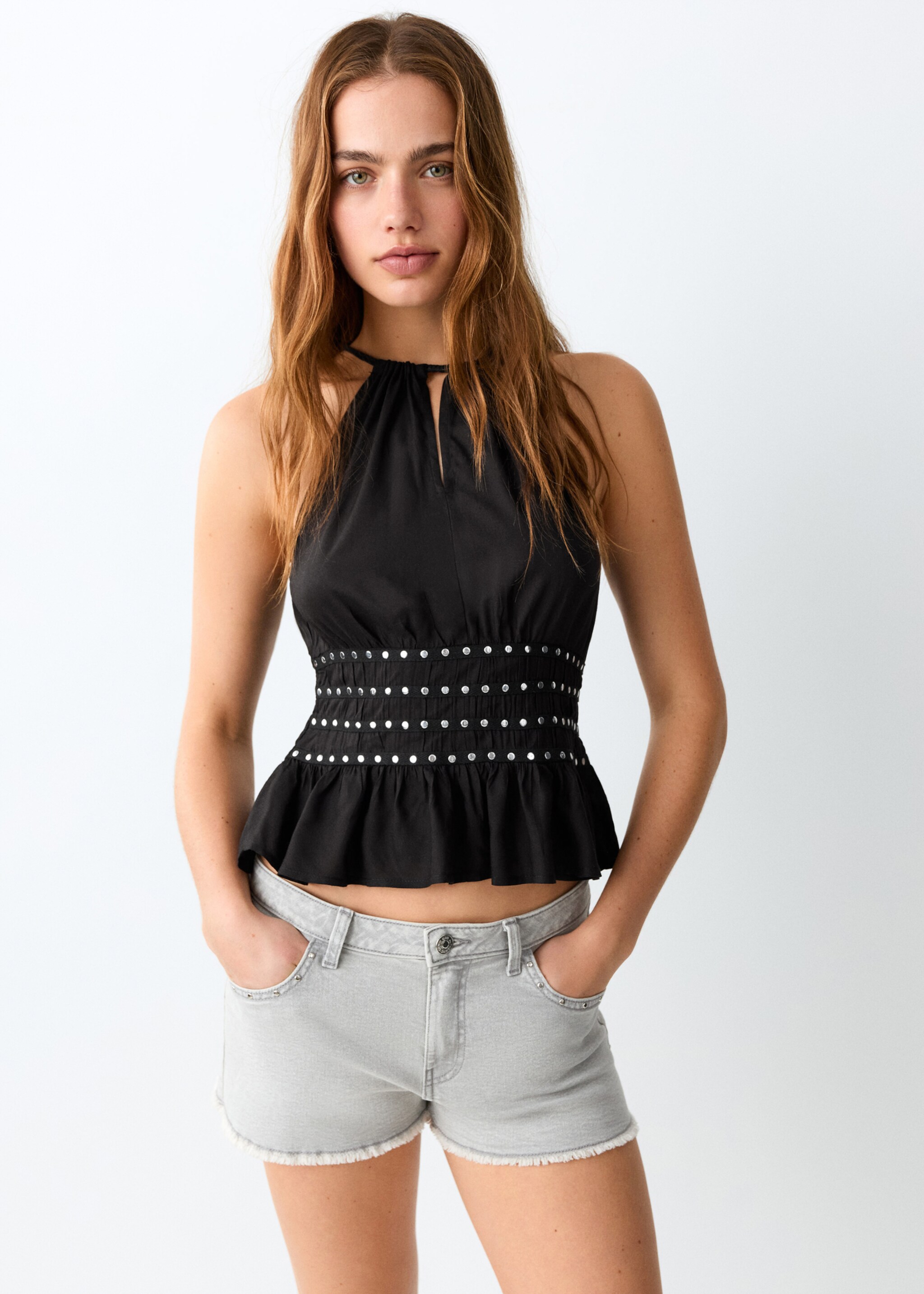 Top à encolure américaine détail froncé - Plan moyen, Noir. Ref: 27027905-00.