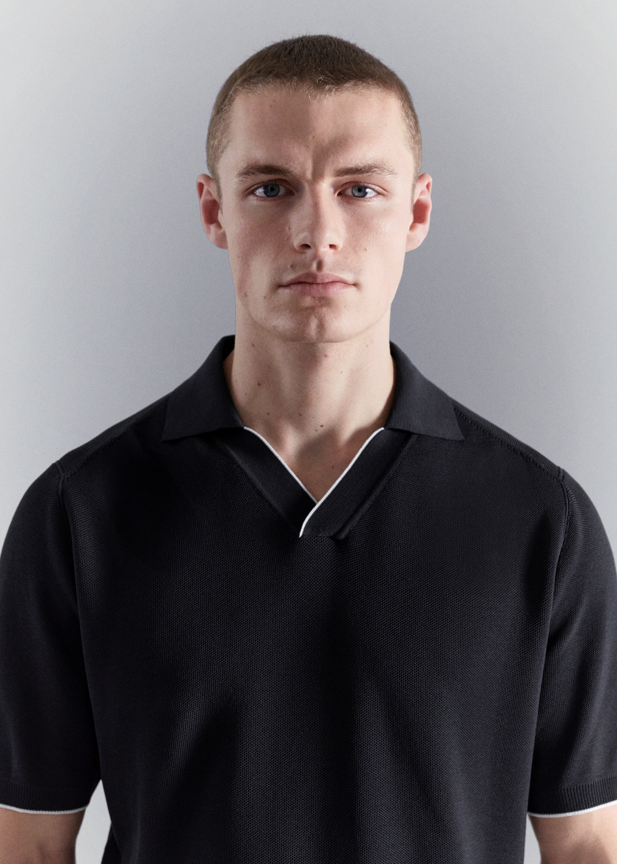 Contrasting knitted polo shirt - Details of the article 1, Navy. Ref: 27027918-00.