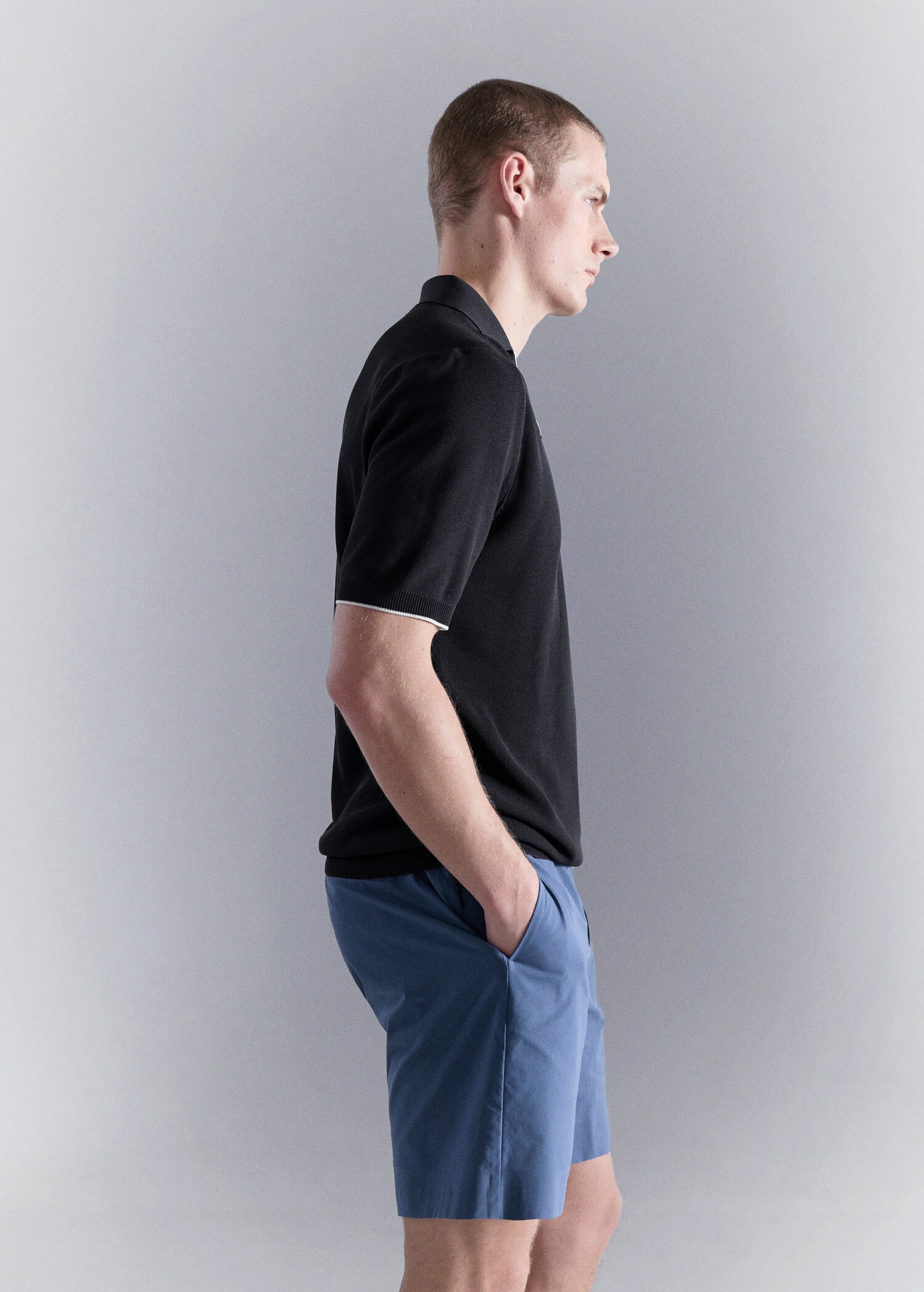 Contrasting knitted polo shirt - Details of the article 2