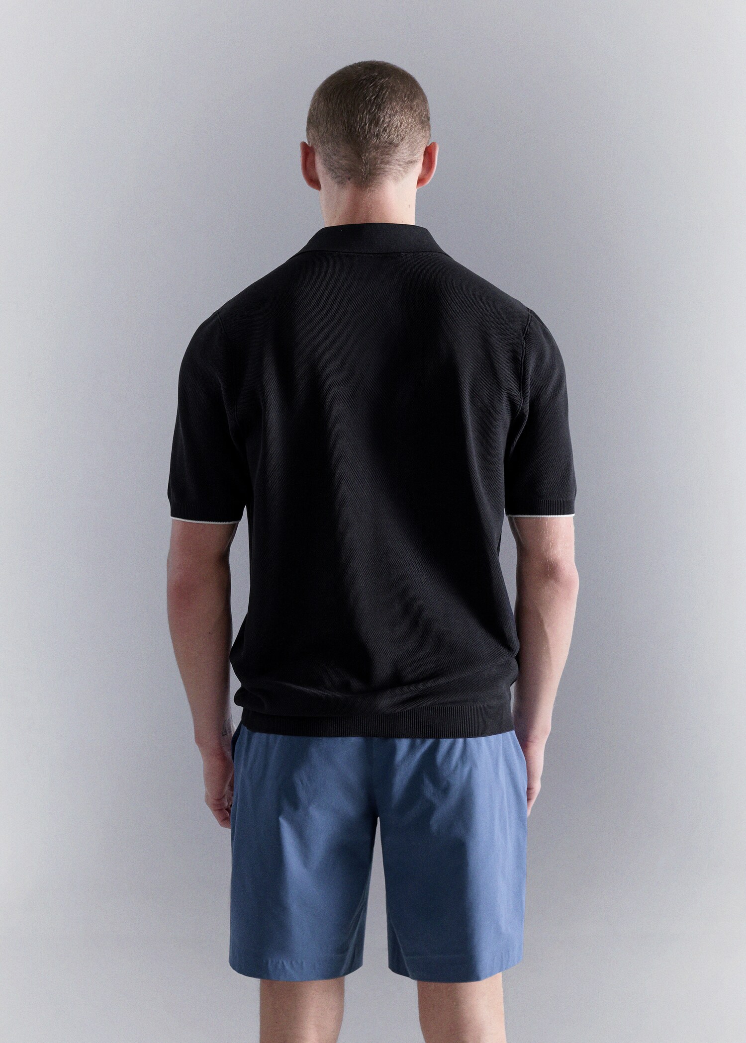 Contrasting knitted polo shirt - Reverse of the article