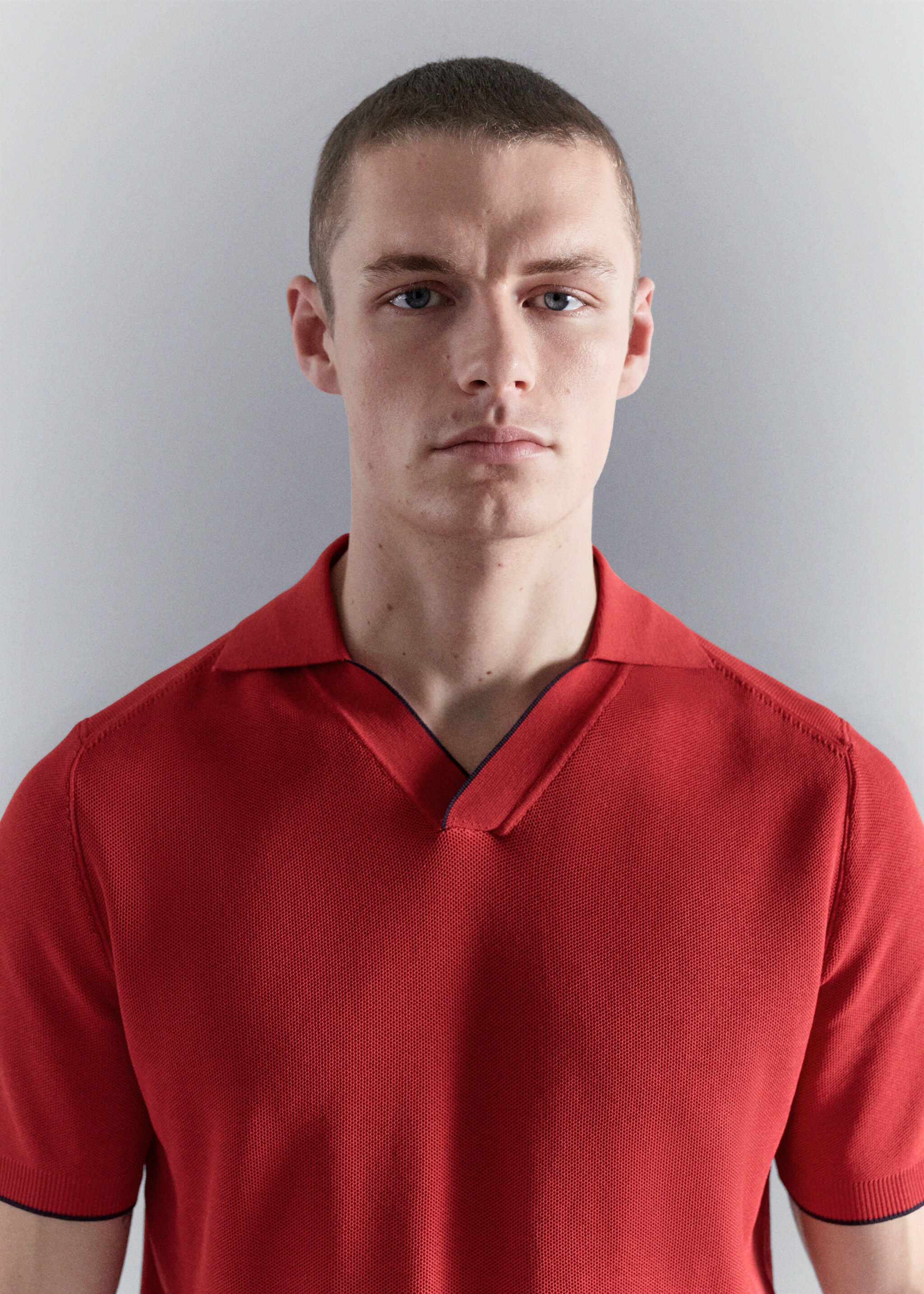 Contrasting knitted polo shirt - Details of the article 1, Red. Ref: 27027918-00.