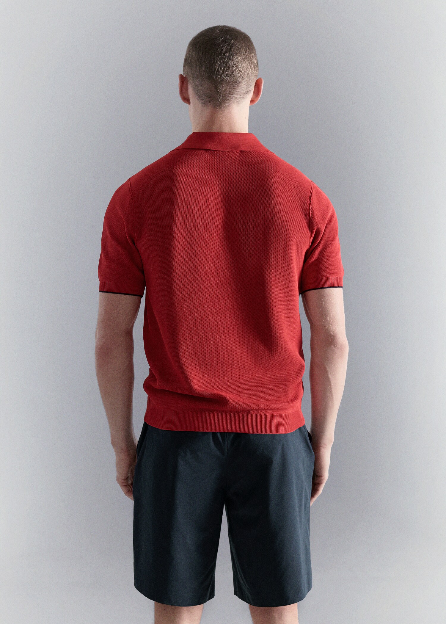 Contrasting knitted polo shirt - Reverse of the article
