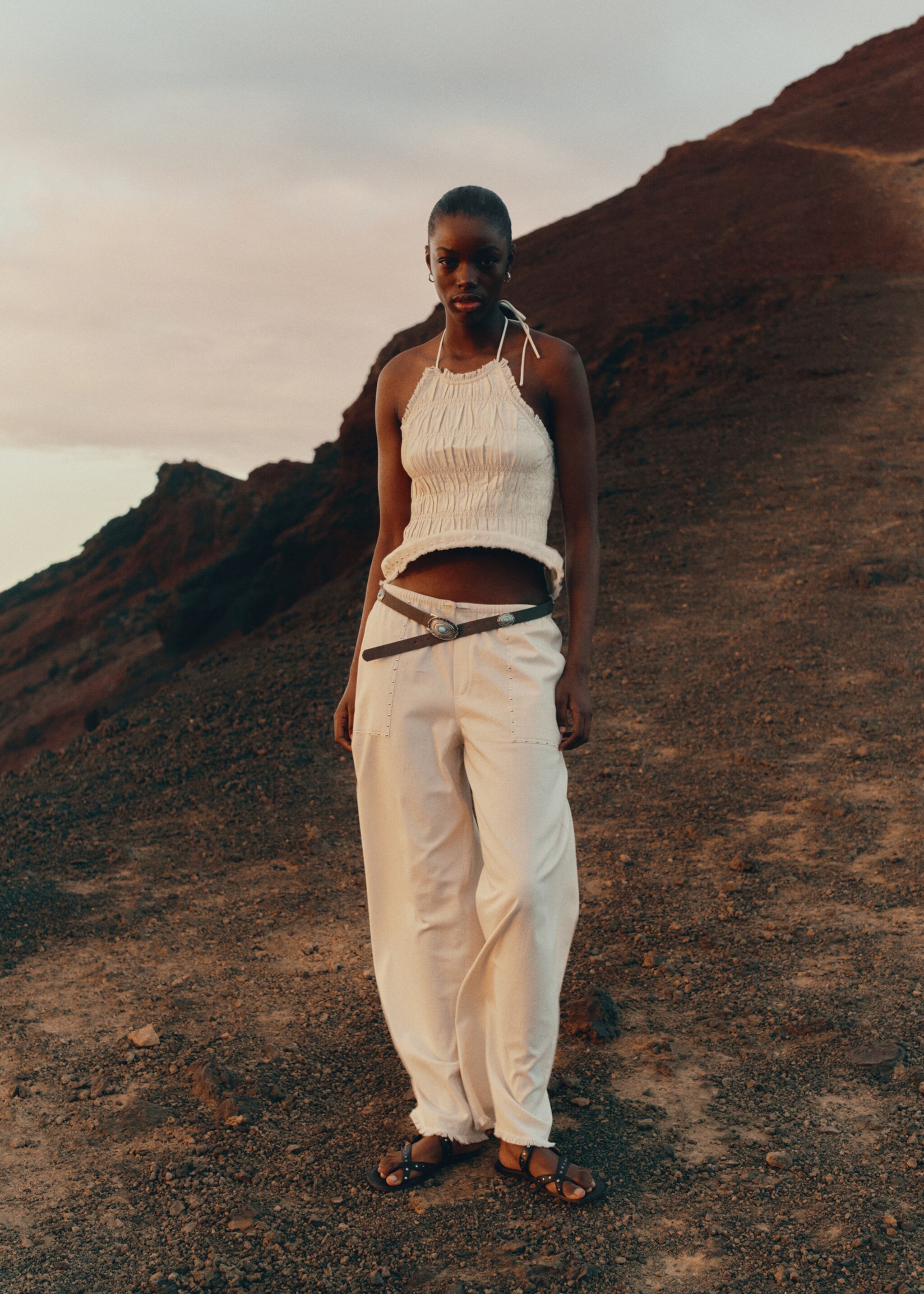 Gürtel mit gravierter Schnalle - Detail des Artikels 5, Grau. Ref: 27027937-00.