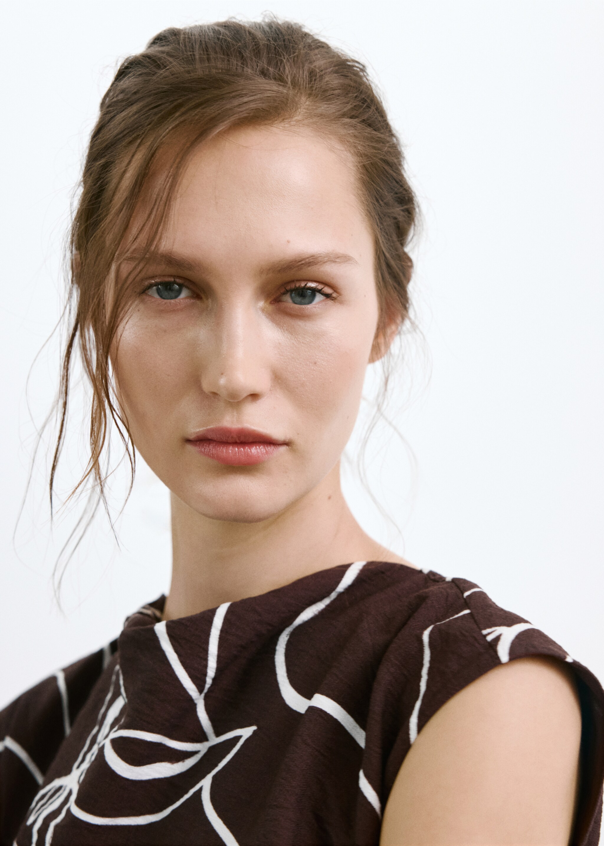 Printed ruched dress - Details of the article 1, Brown. Ref: 27027943-00.