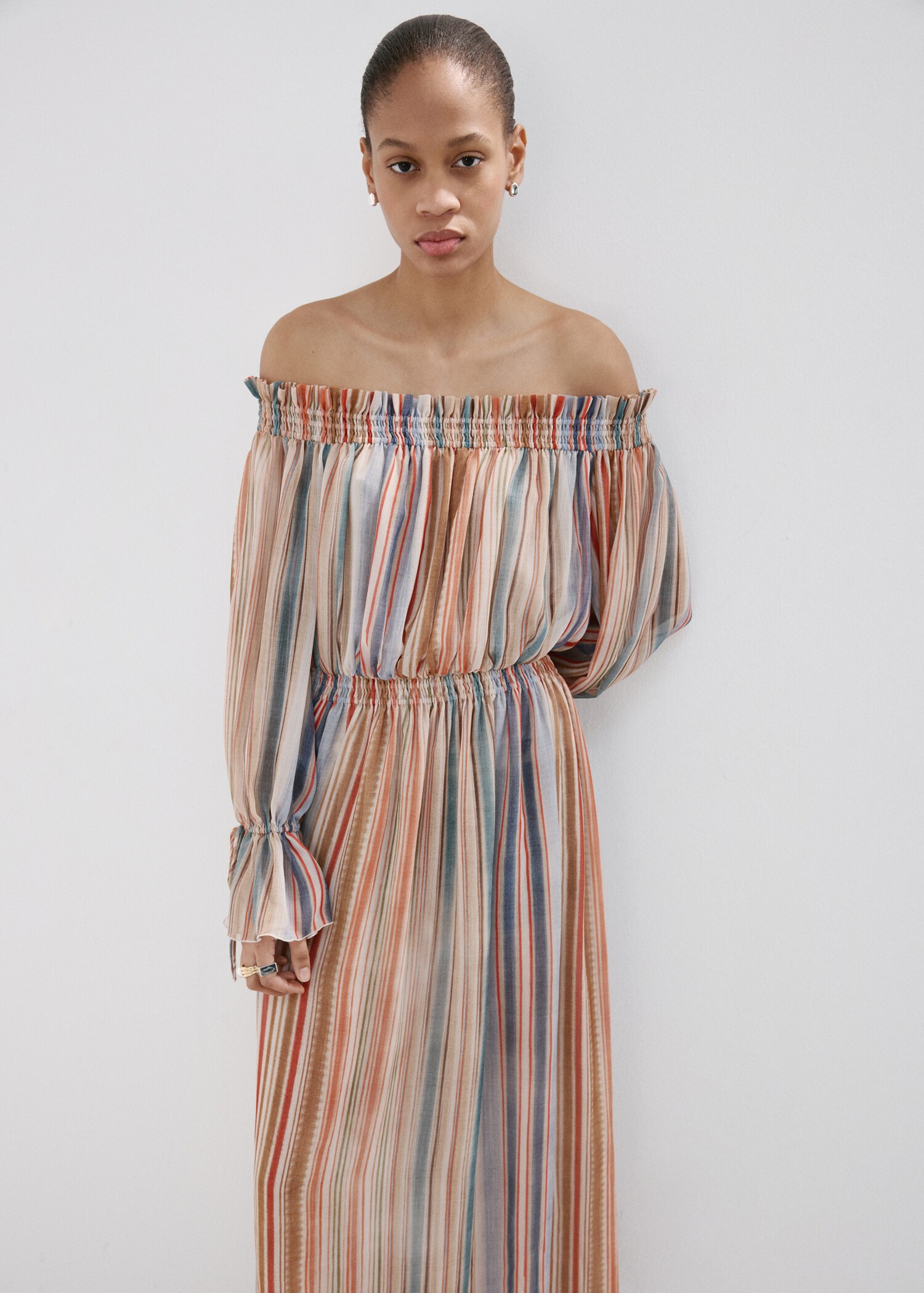 Robe à rayures sans bretelles - Plan moyen