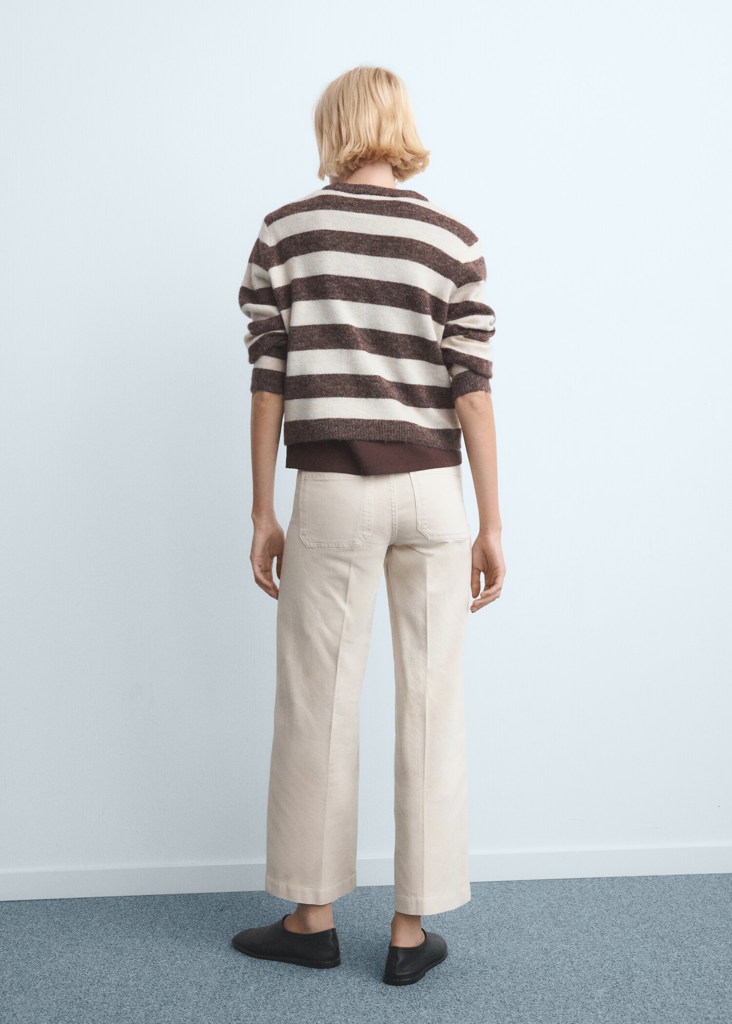 Wide-leg jeans with pockets - Reverse of the article