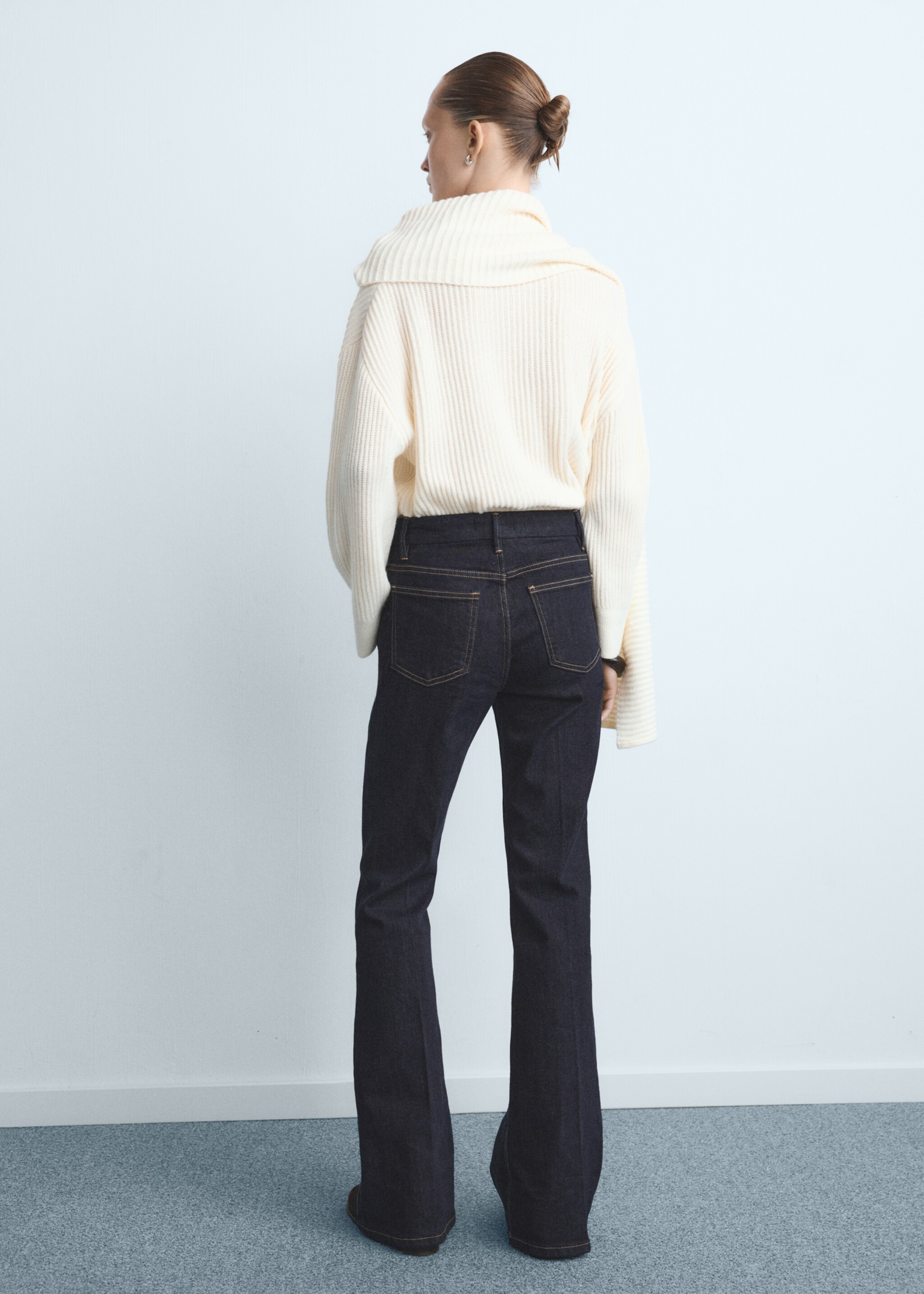 Violeta utsvängda jeans med hög midja - Artikelns baksida, Blå. Ref: 27031191-00.