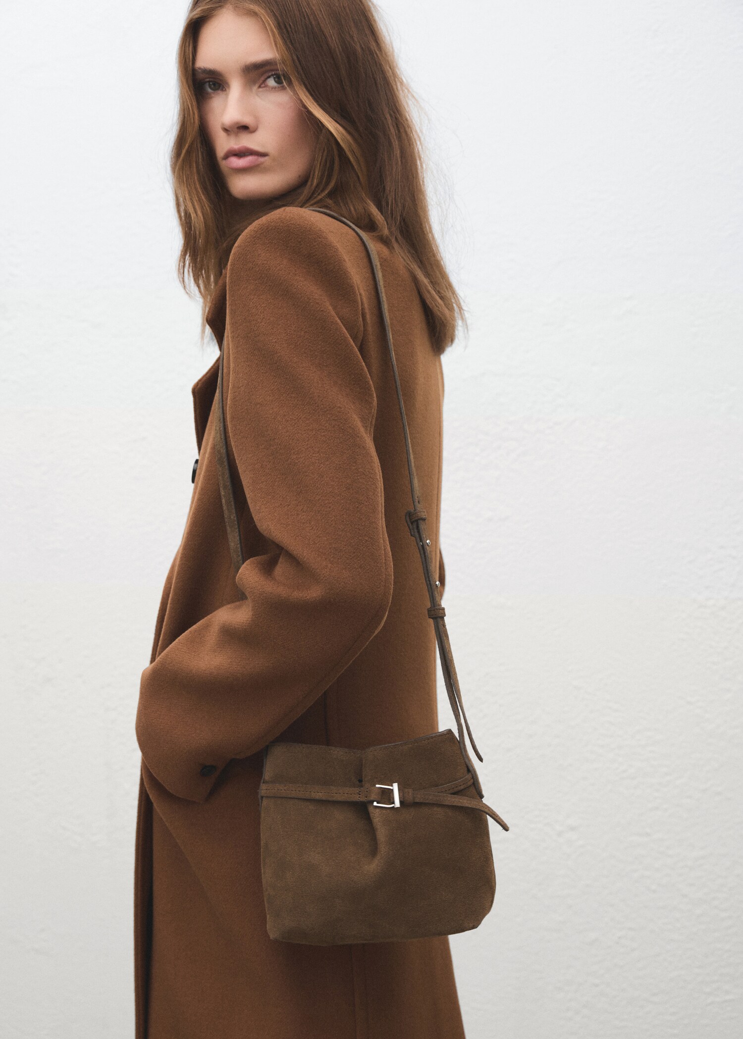 Suede shoulder bag - Details of the article 9