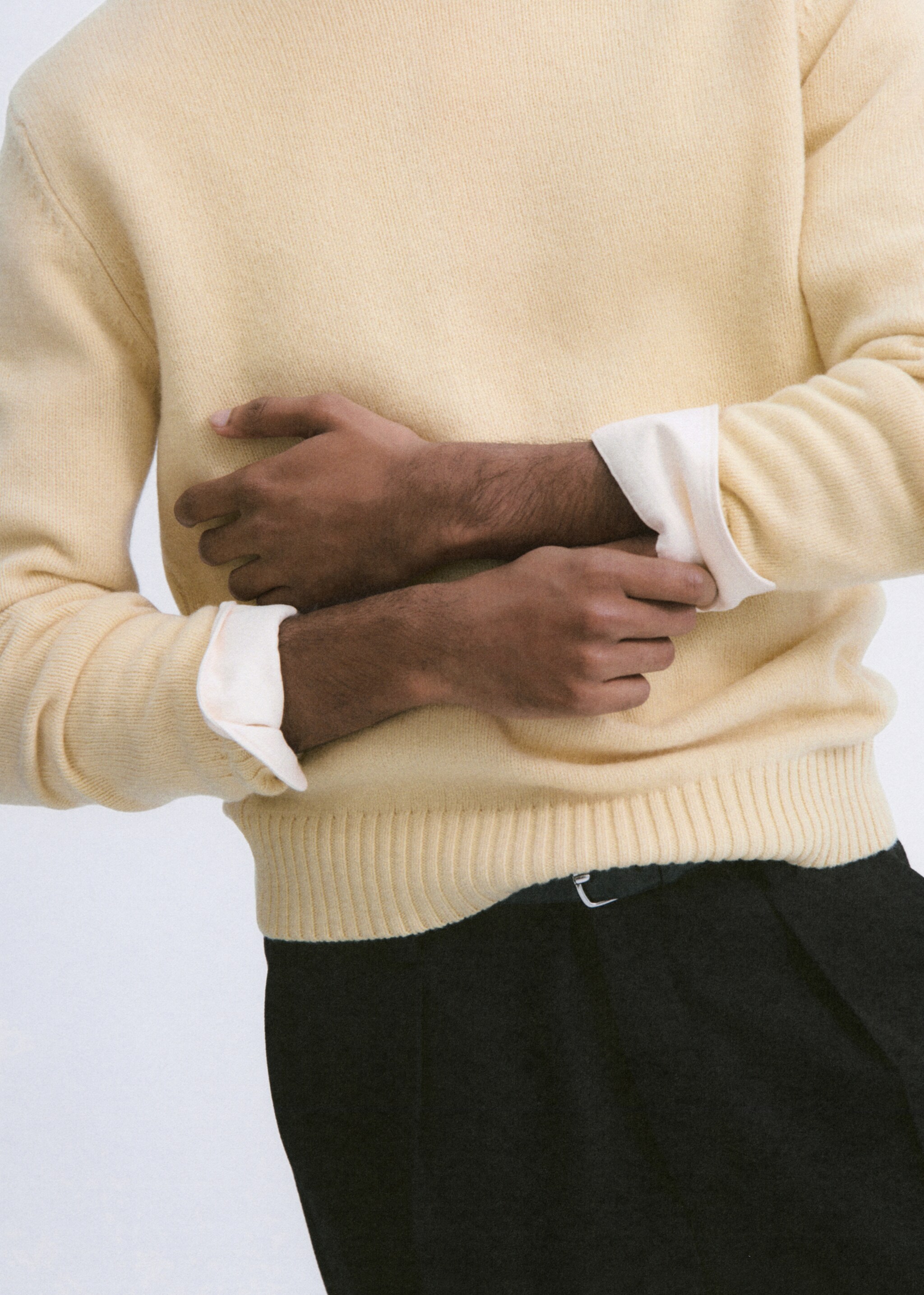 Gebreide trui van 100% Italiaanse wol - Detail van het artikel 3, Pastelgeel. Ref: 27031263-00.