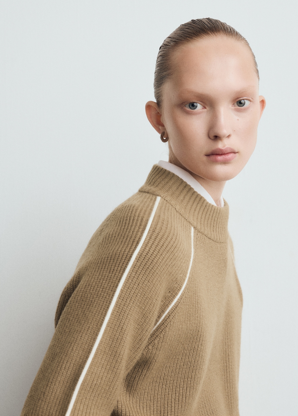 Sweater with contrasting stripes and perkins collar