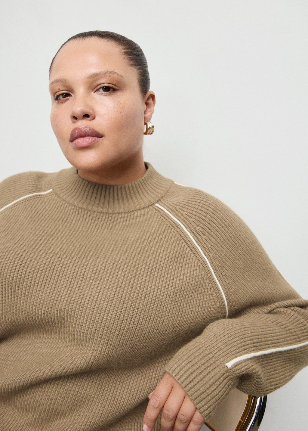 Sweater with contrasting stripes and perkins collar