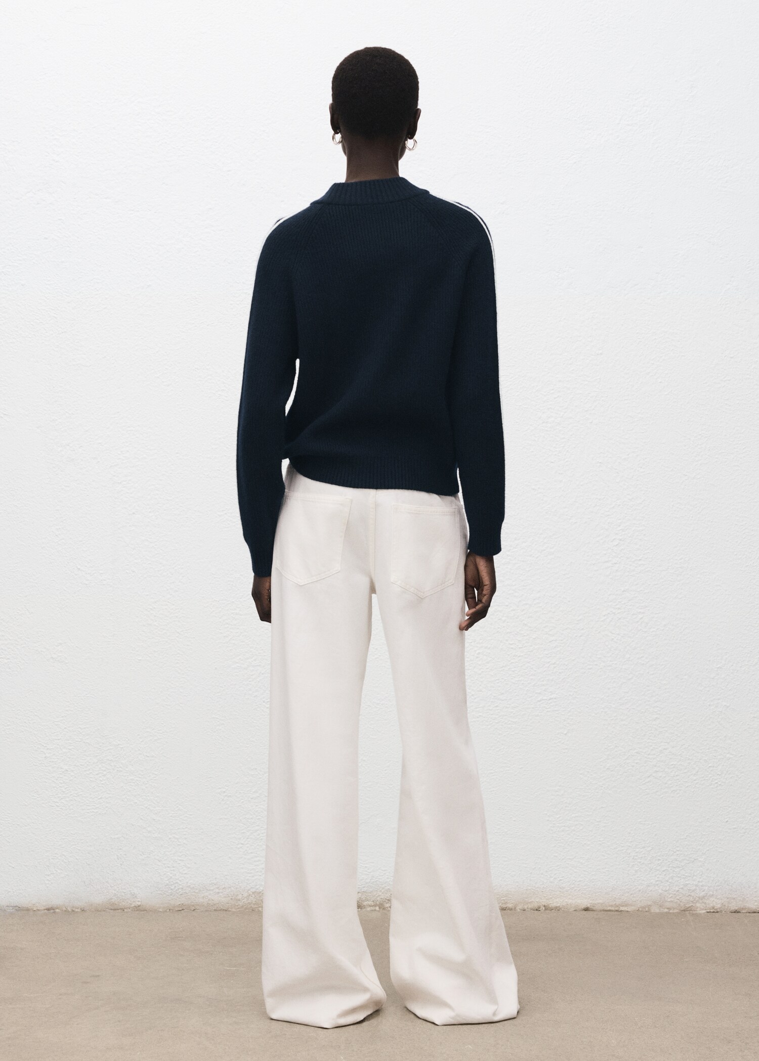 كنزة بياقة بيركنز بخطوط متباينة - الجهة الخلفية للمنتج