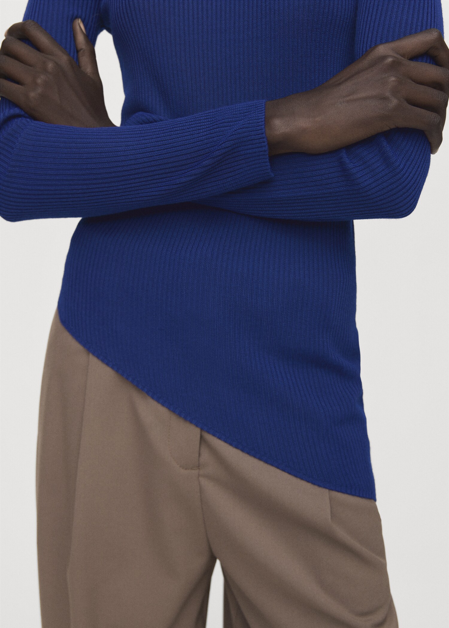 Sweater with asymmetrical turtleneck - Details of the article 6