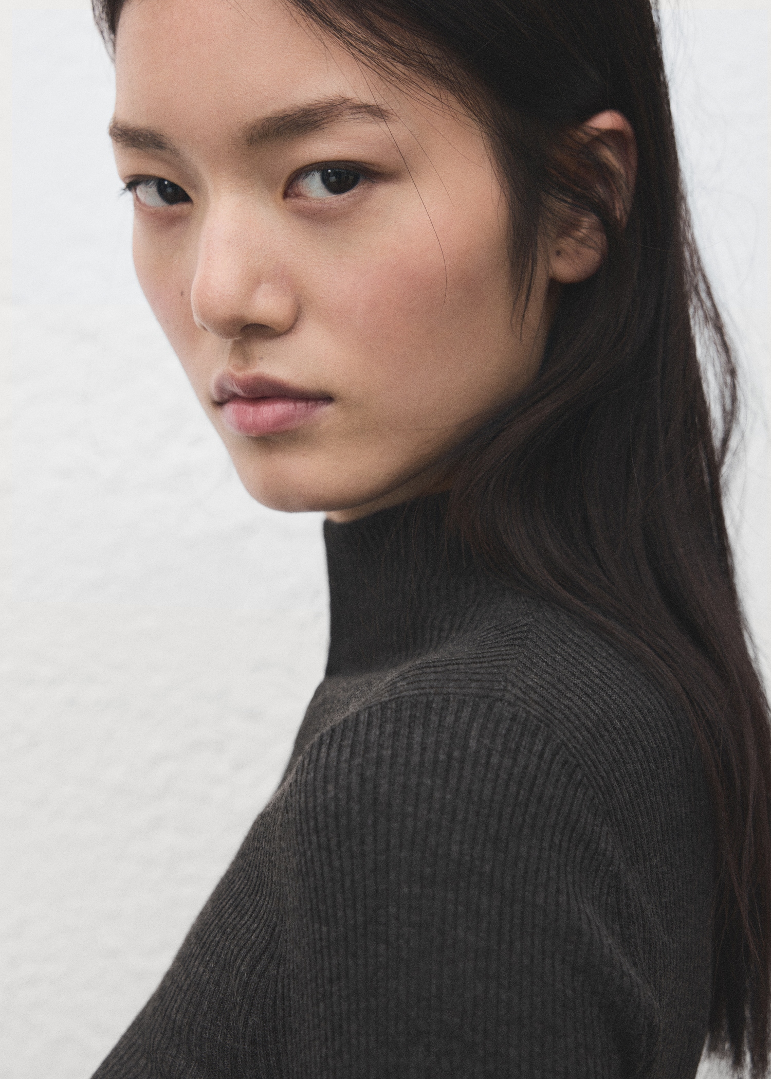 Sweater with asymmetrical turtleneck - Details of the article 1