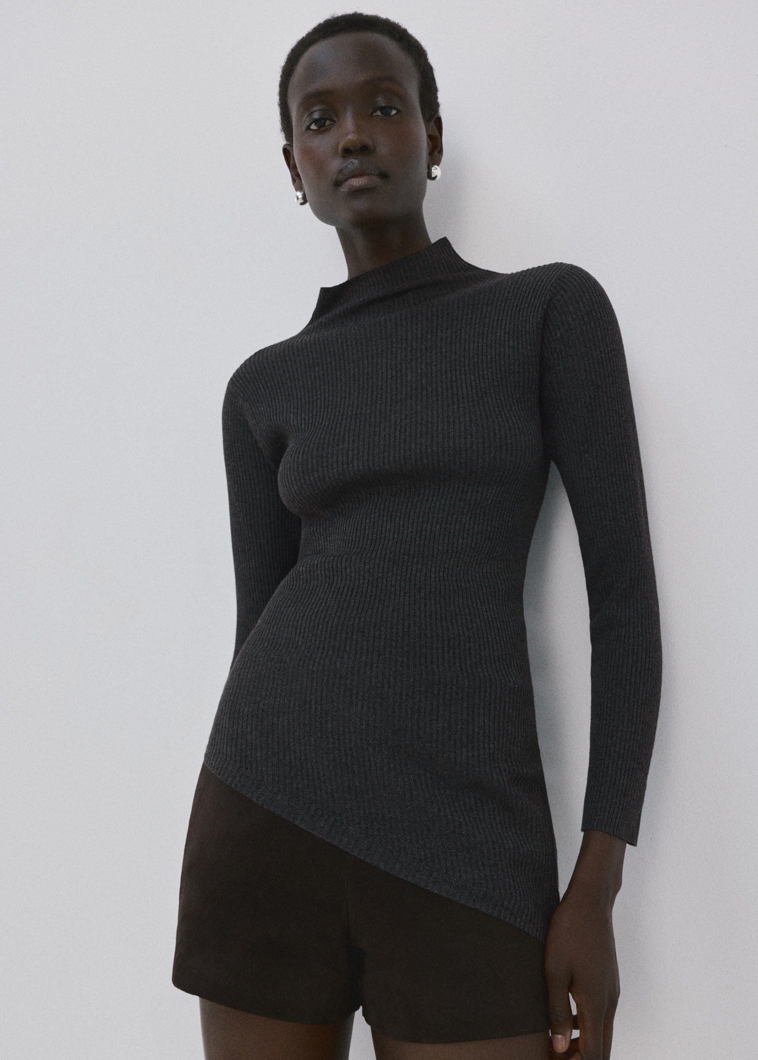 Sweater with asymmetrical turtleneck - Details of the article 2