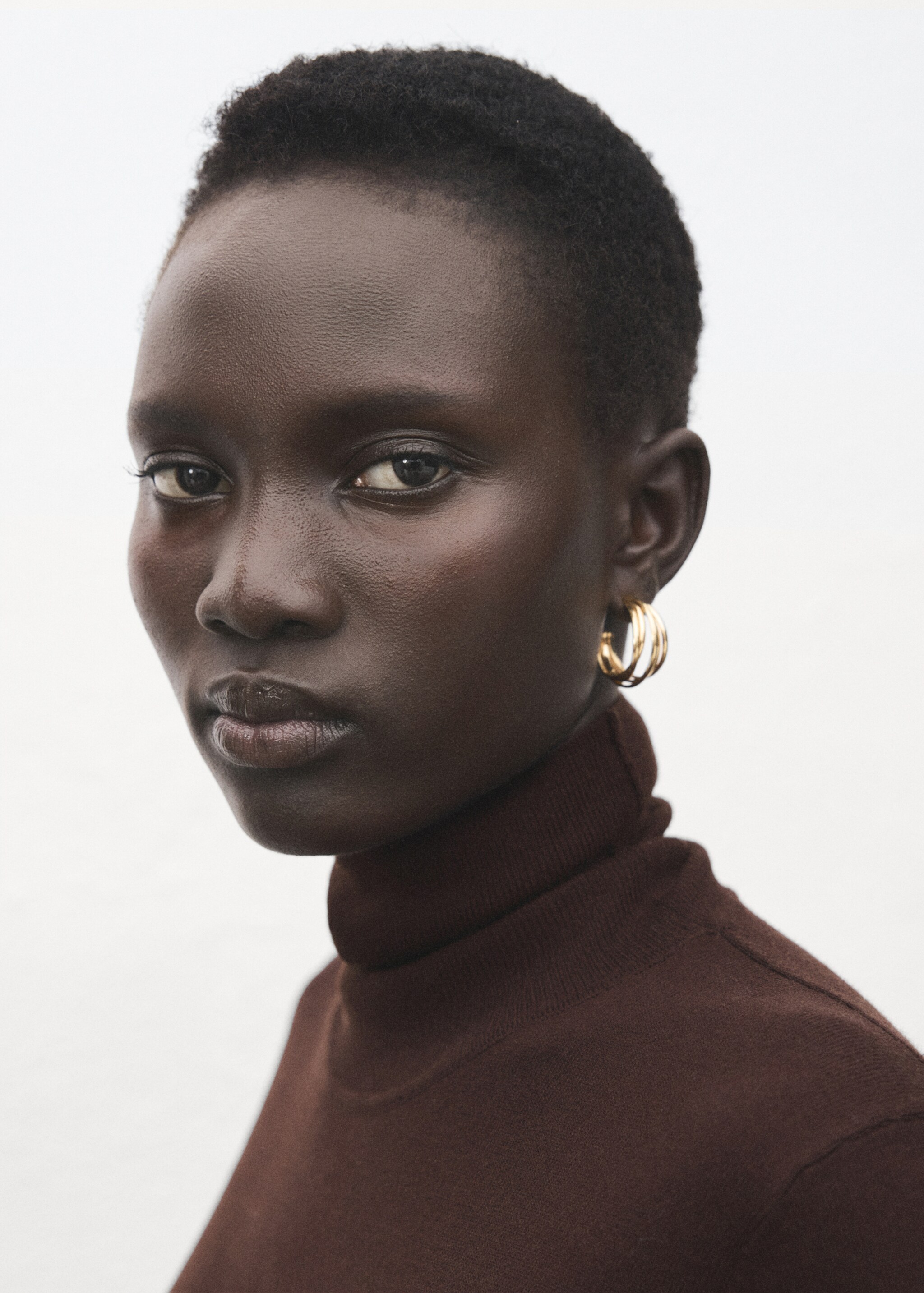 Jersei punt coll girat - Detall de l'article 1, Xocolata. Ref: 27031274-00.