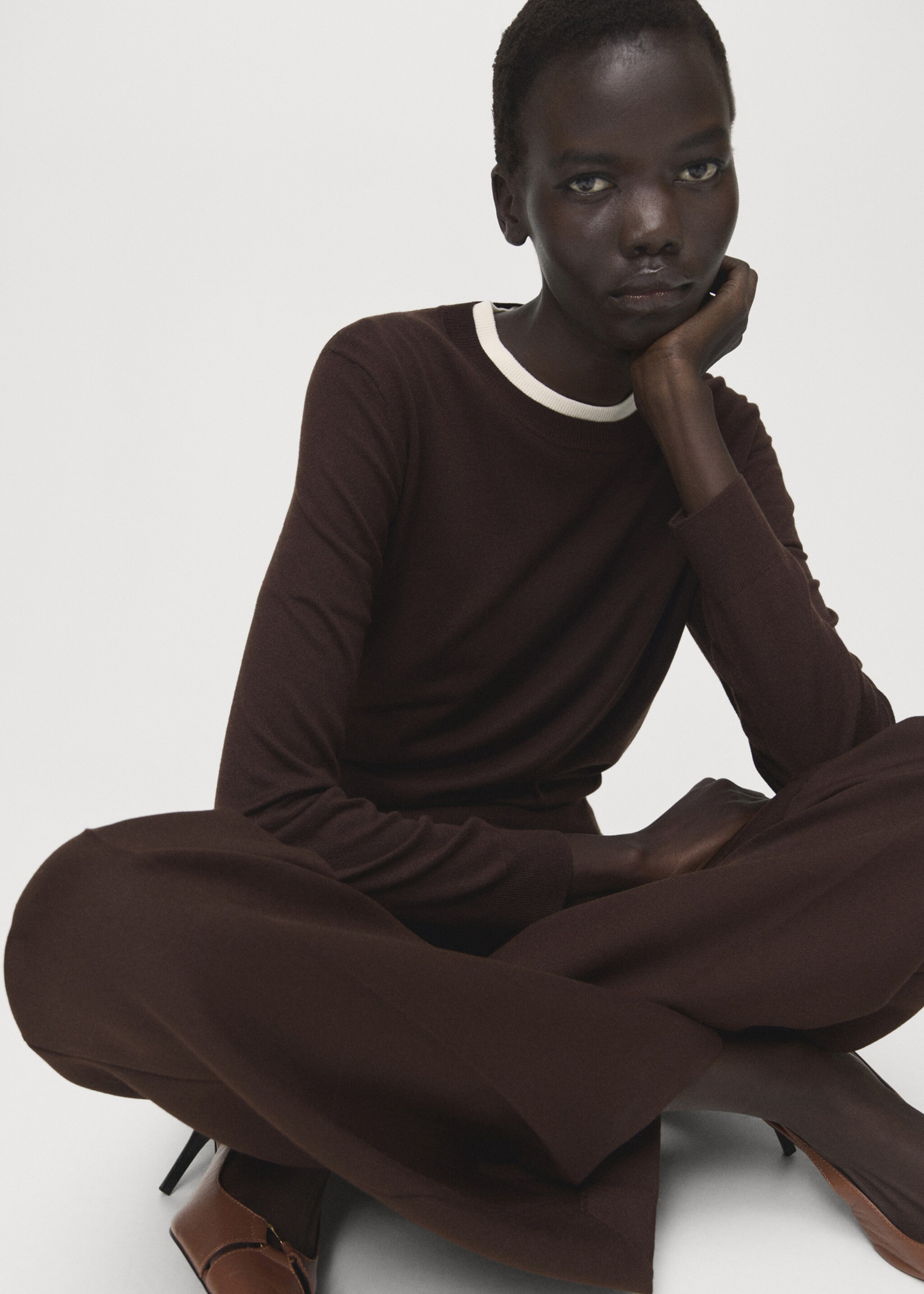 Fine-knit crew-neck sweater - Details of the article 2, Chocolate. Ref: 27031275-00.