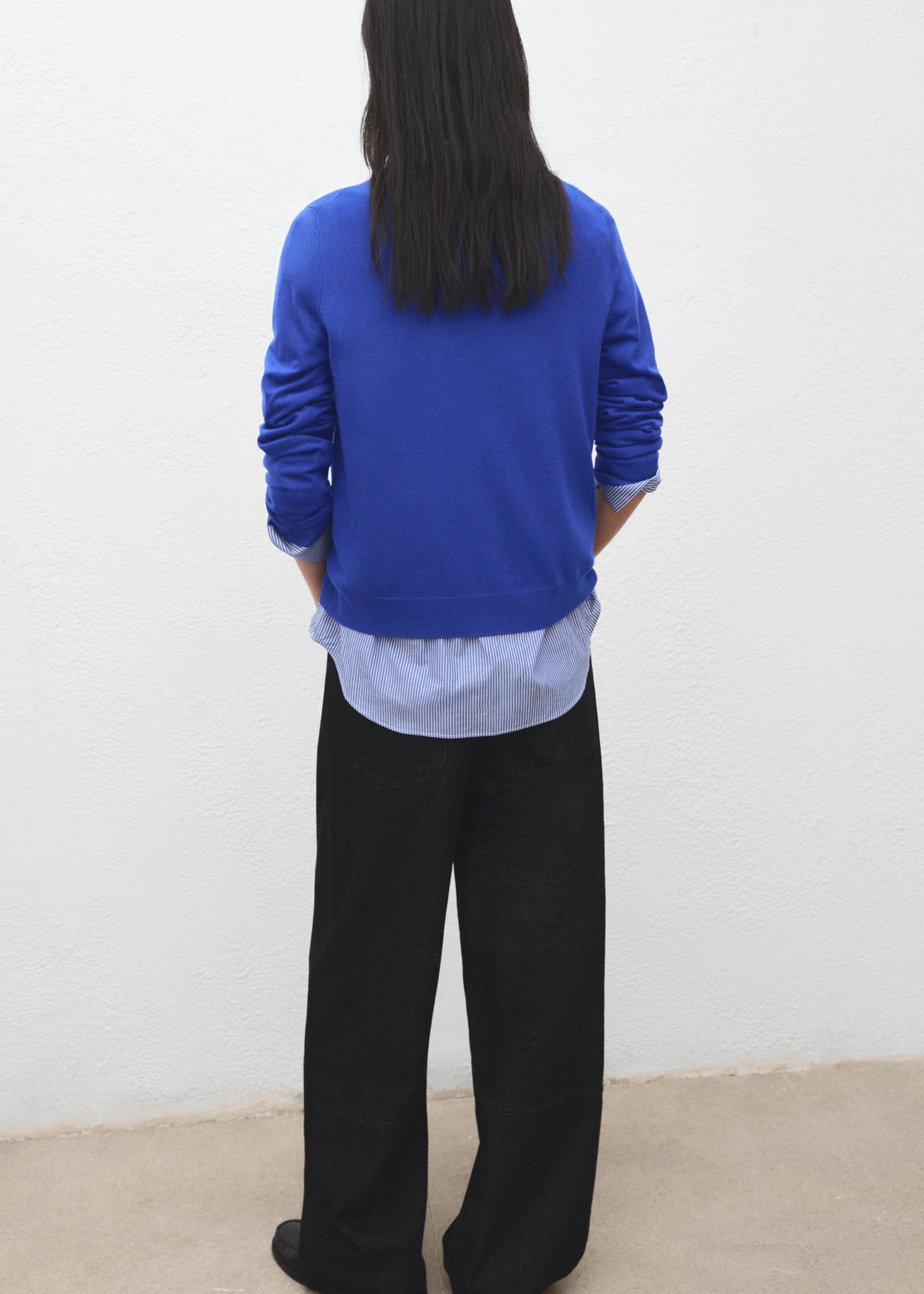 سترة برقبة عنق محبوكة ناعمة - الجهة الخلفية للمنتج, أزرق زاهٍ. Ref: 27031275-00.