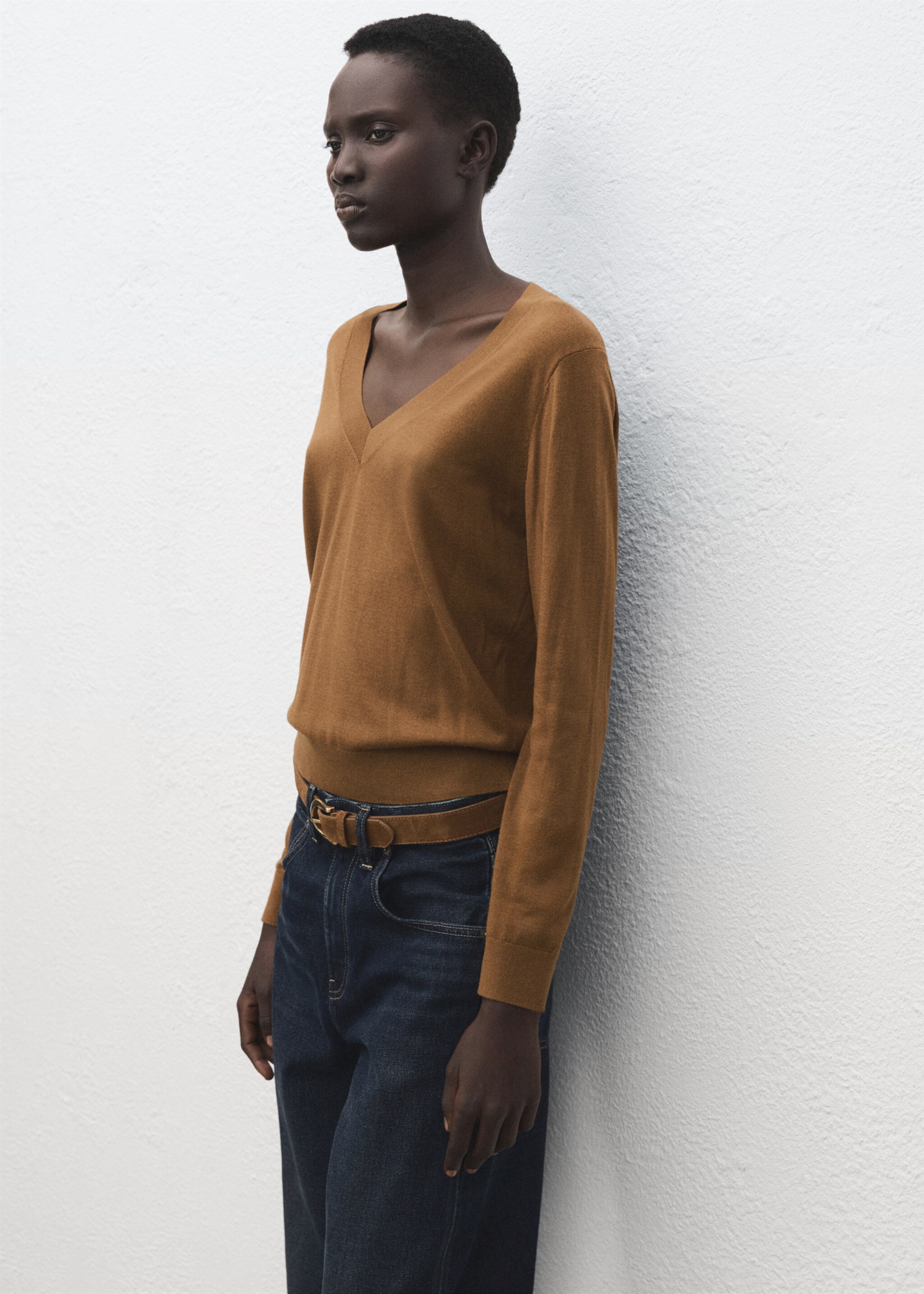 V-neck knit sweater - Medium plane, Tobacco Brown. Ref: 27031276-00.