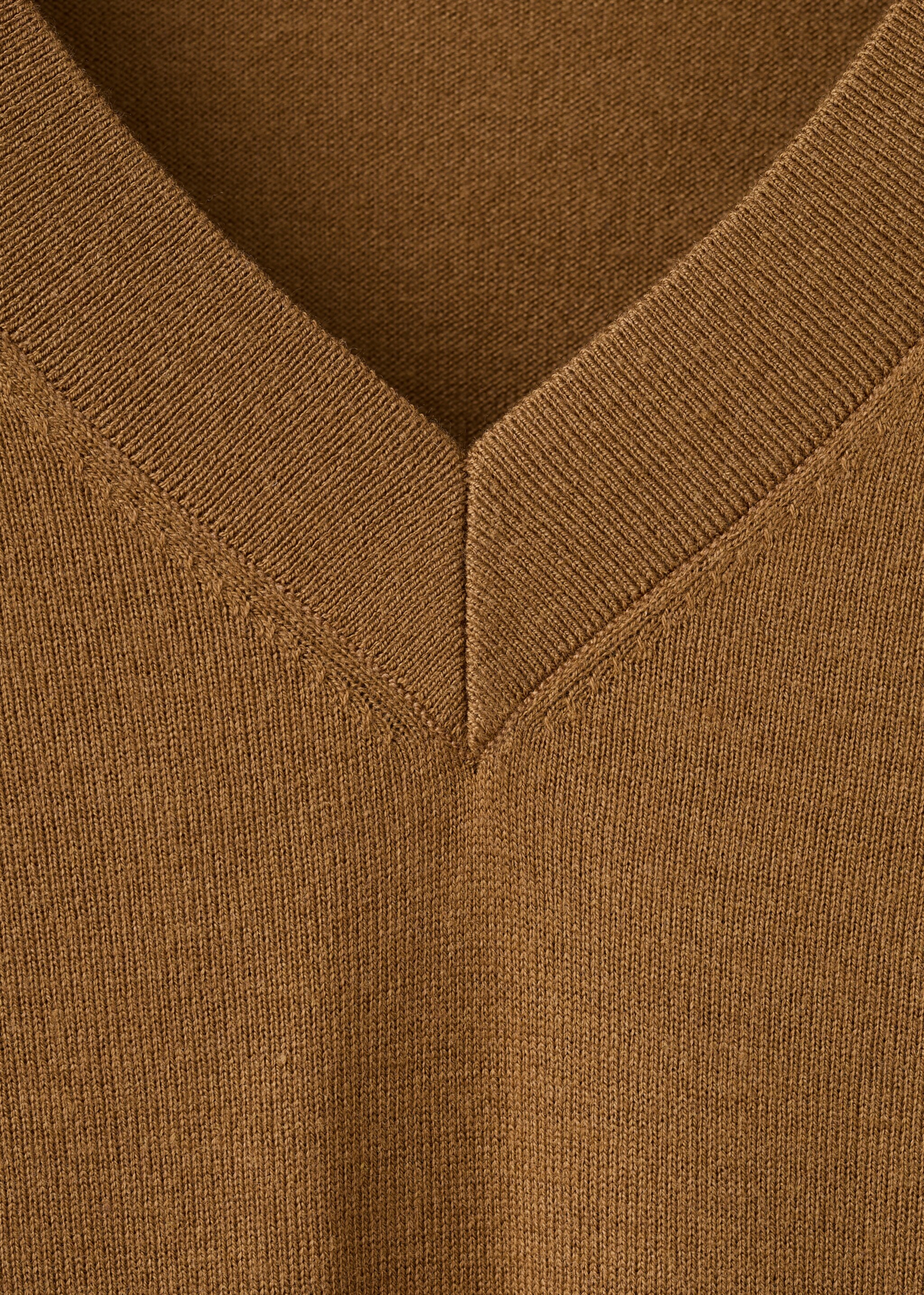 V-neck knit sweater - Details of the article 8, Tobacco Brown. Ref: 27031276-00.