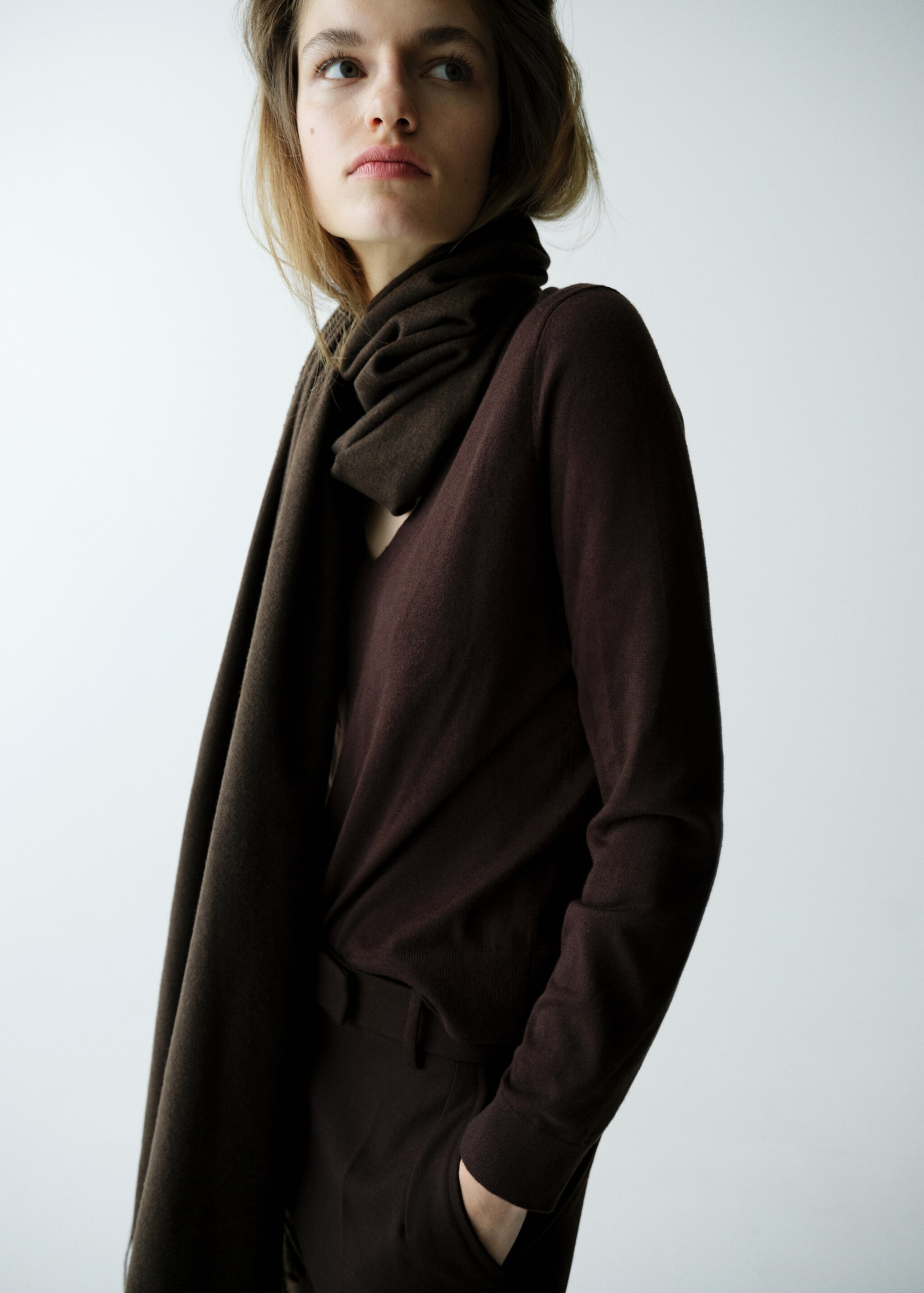 V-neck knit sweater - Medium plane, Chocolate. Ref: 27031276-00.
