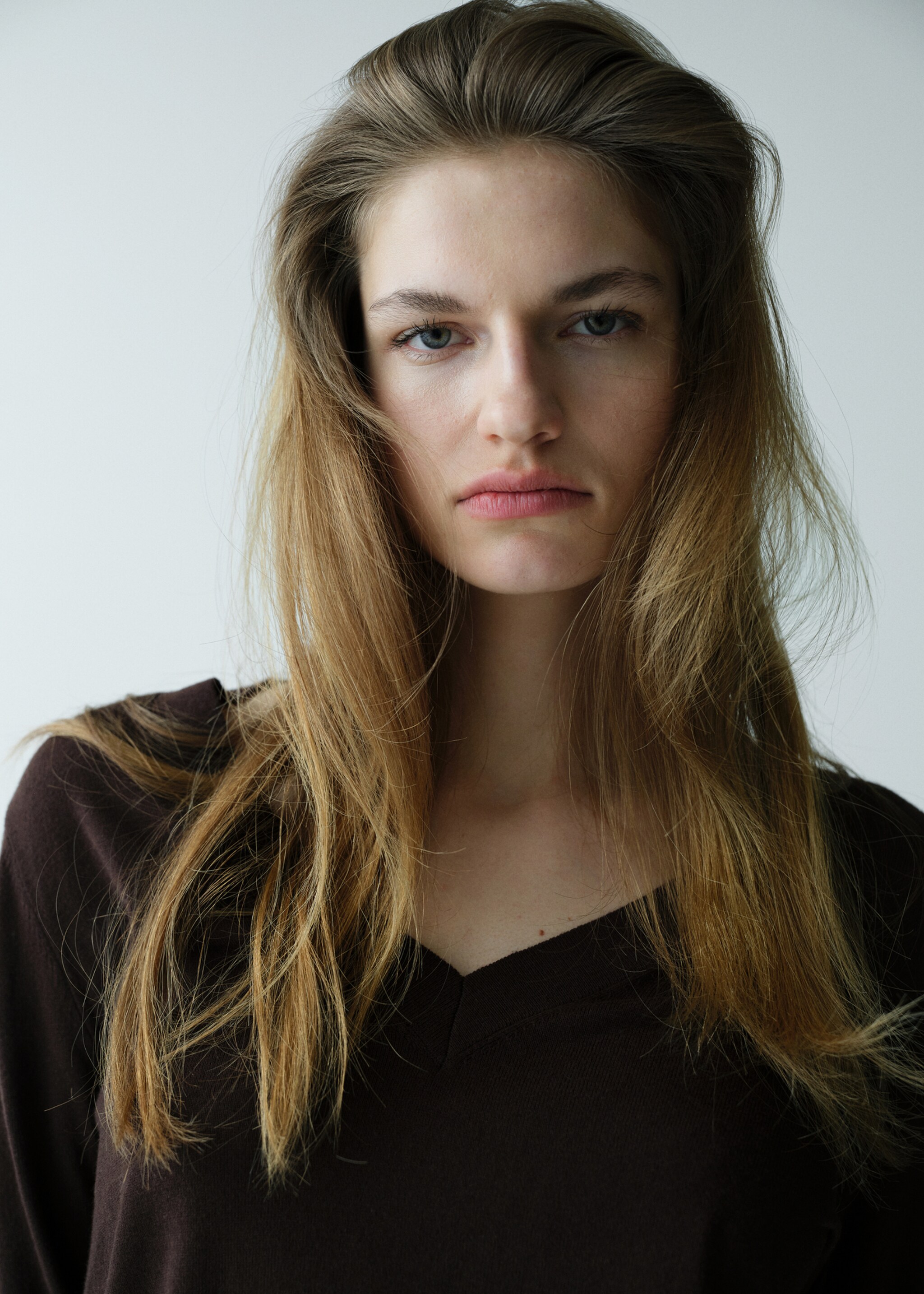 V-neck knit sweater - Details of the article 1, Chocolate. Ref: 27031276-00.