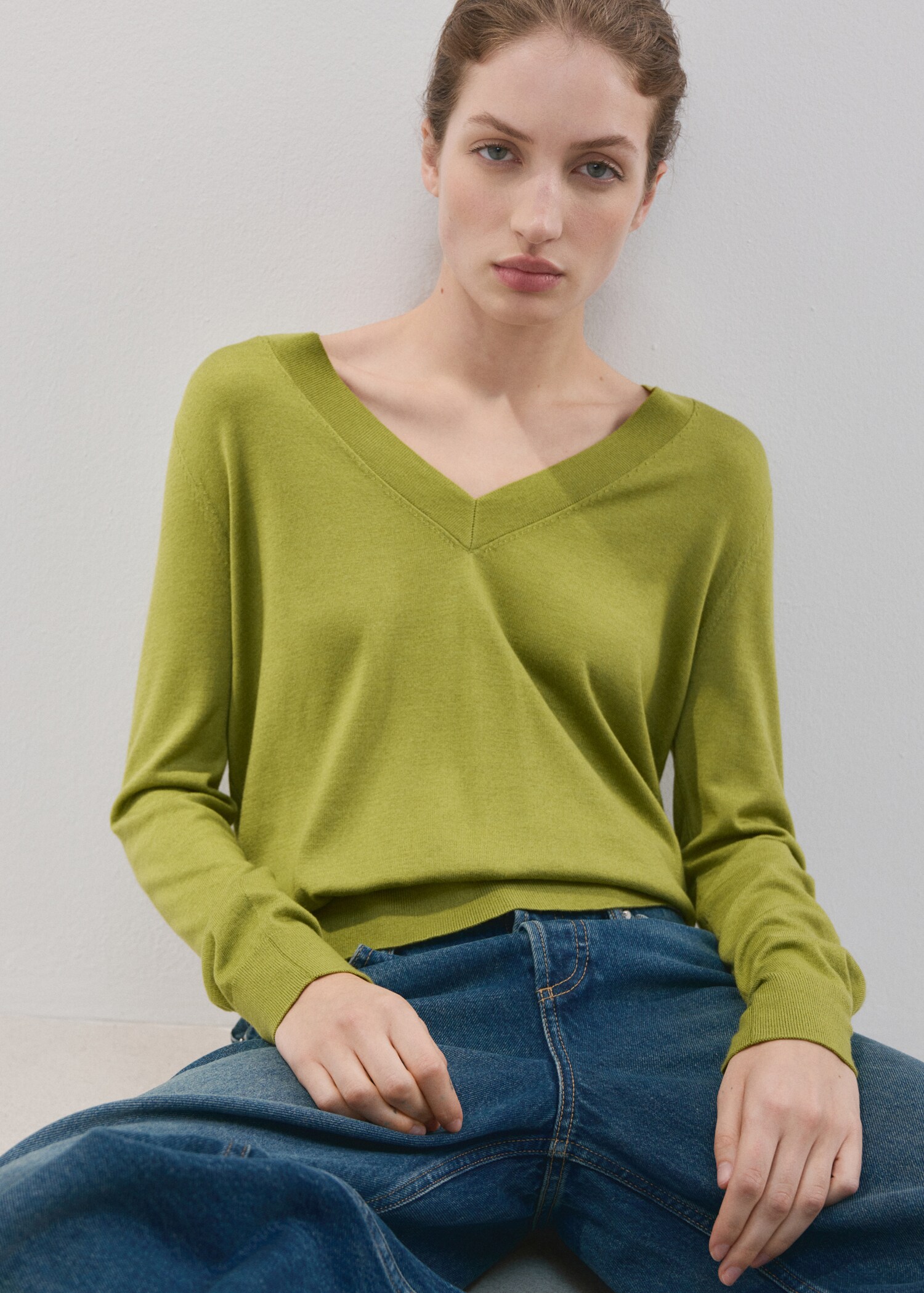 Camisola de malha com gola em V - Plano médio