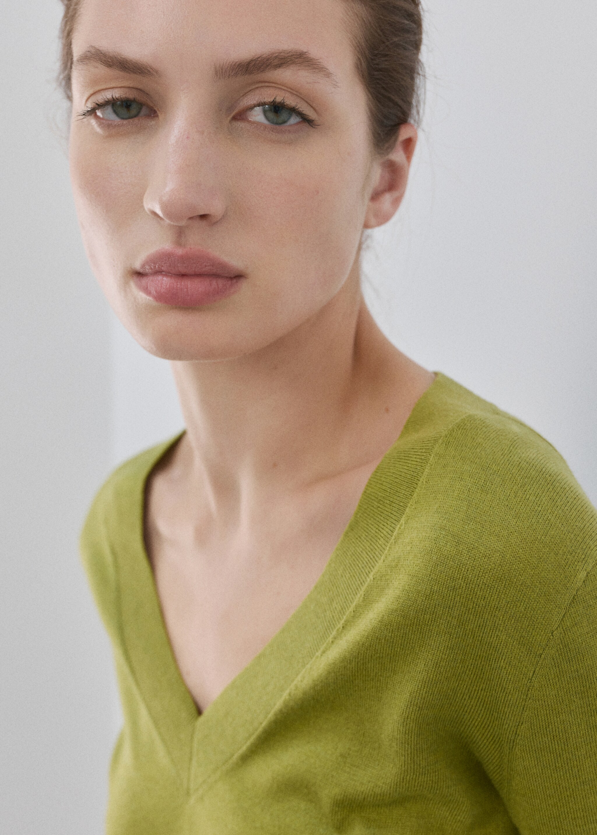 V-neck knit sweater - Details of the article 1, Green. Ref: 27031276-00.