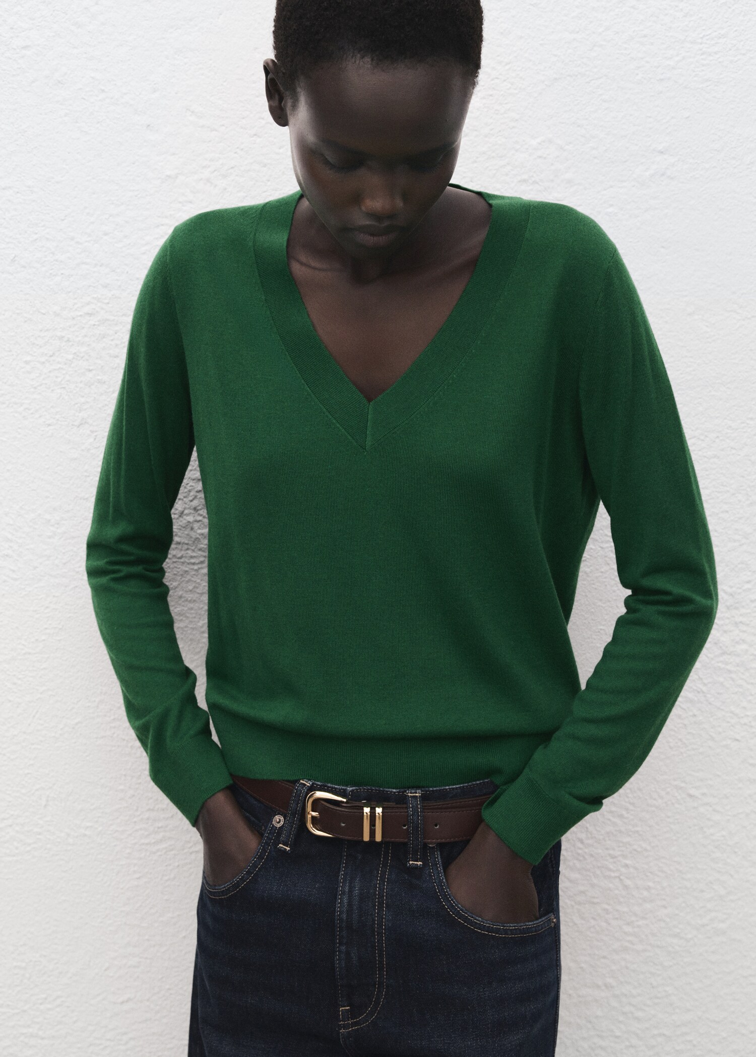 V-neck knit sweater - Medium plane