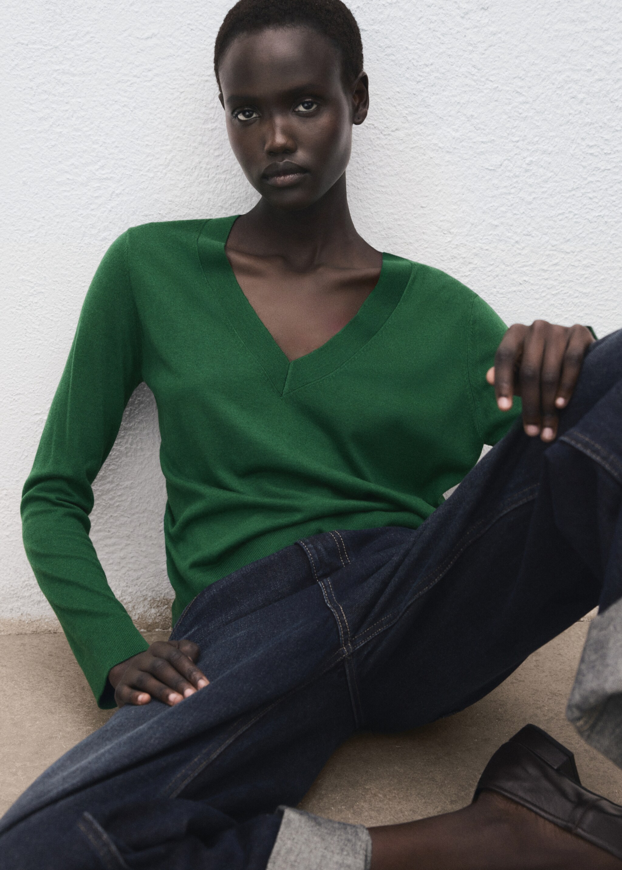 V-neck knit sweater - Details of the article 2, Dark Green. Ref: 27031276-00.