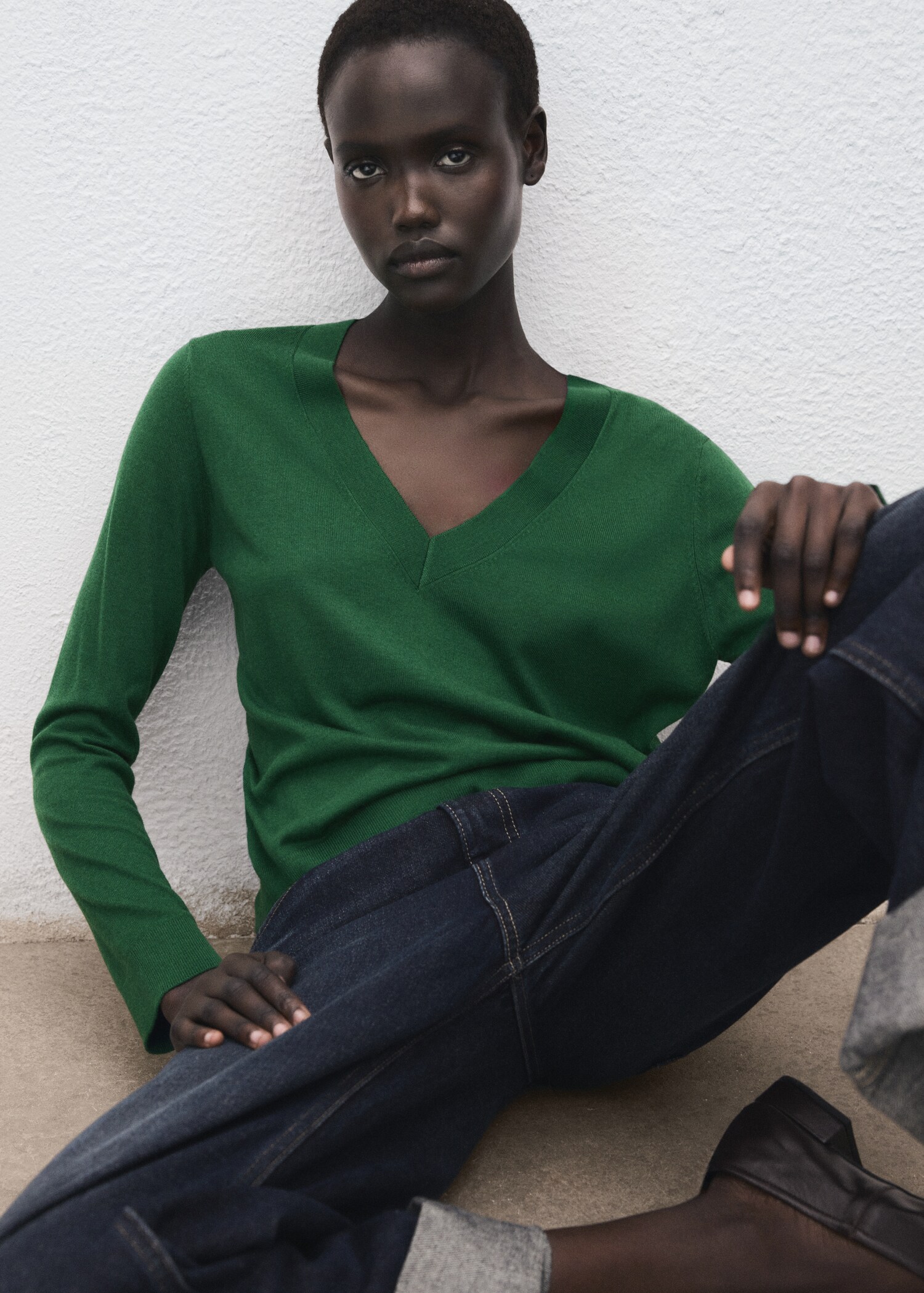 V-neck knit sweater - Details of the article 2