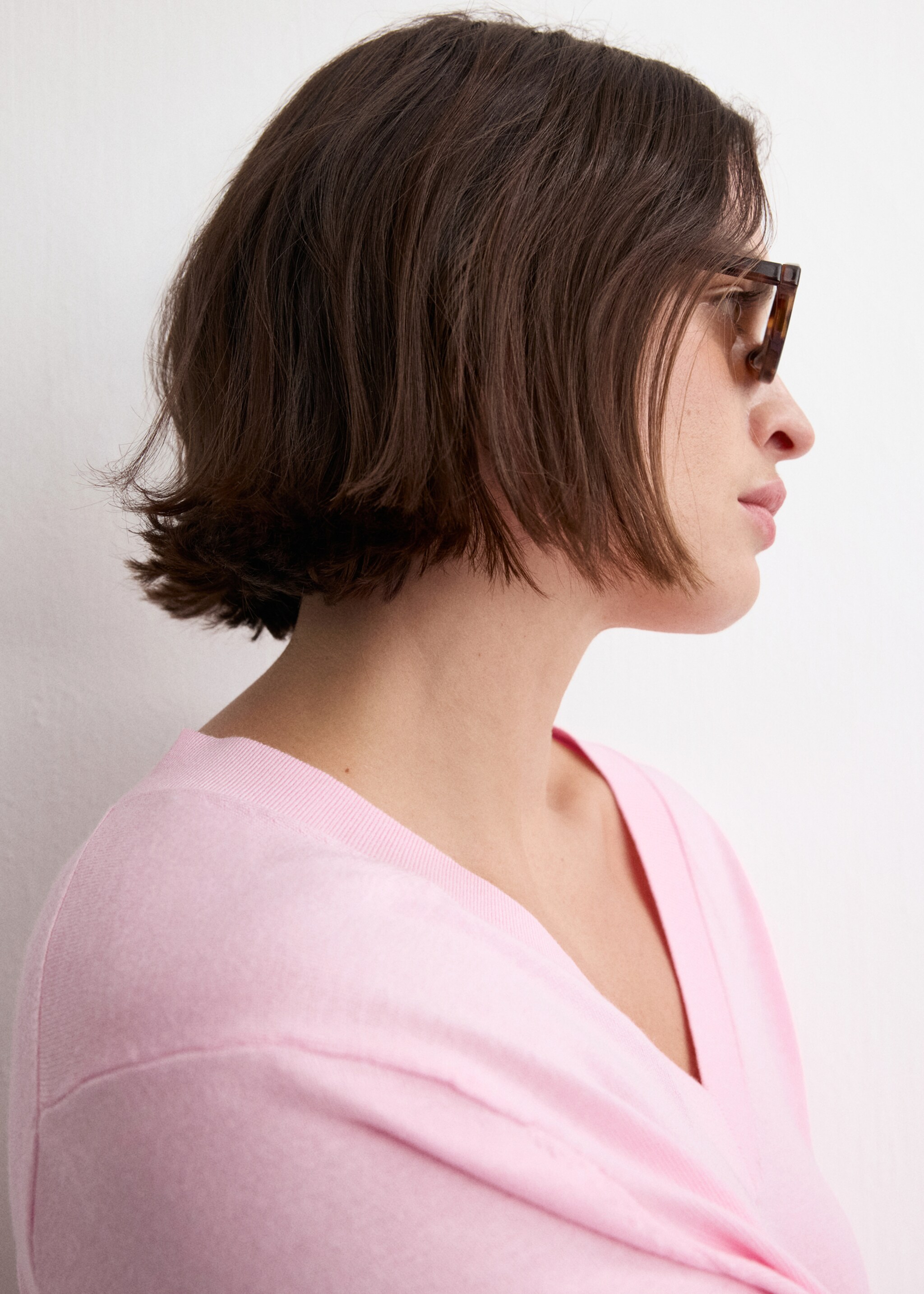 V-neck knit sweater - Details of the article 4, Pastel Pink. Ref: 27031276-00.