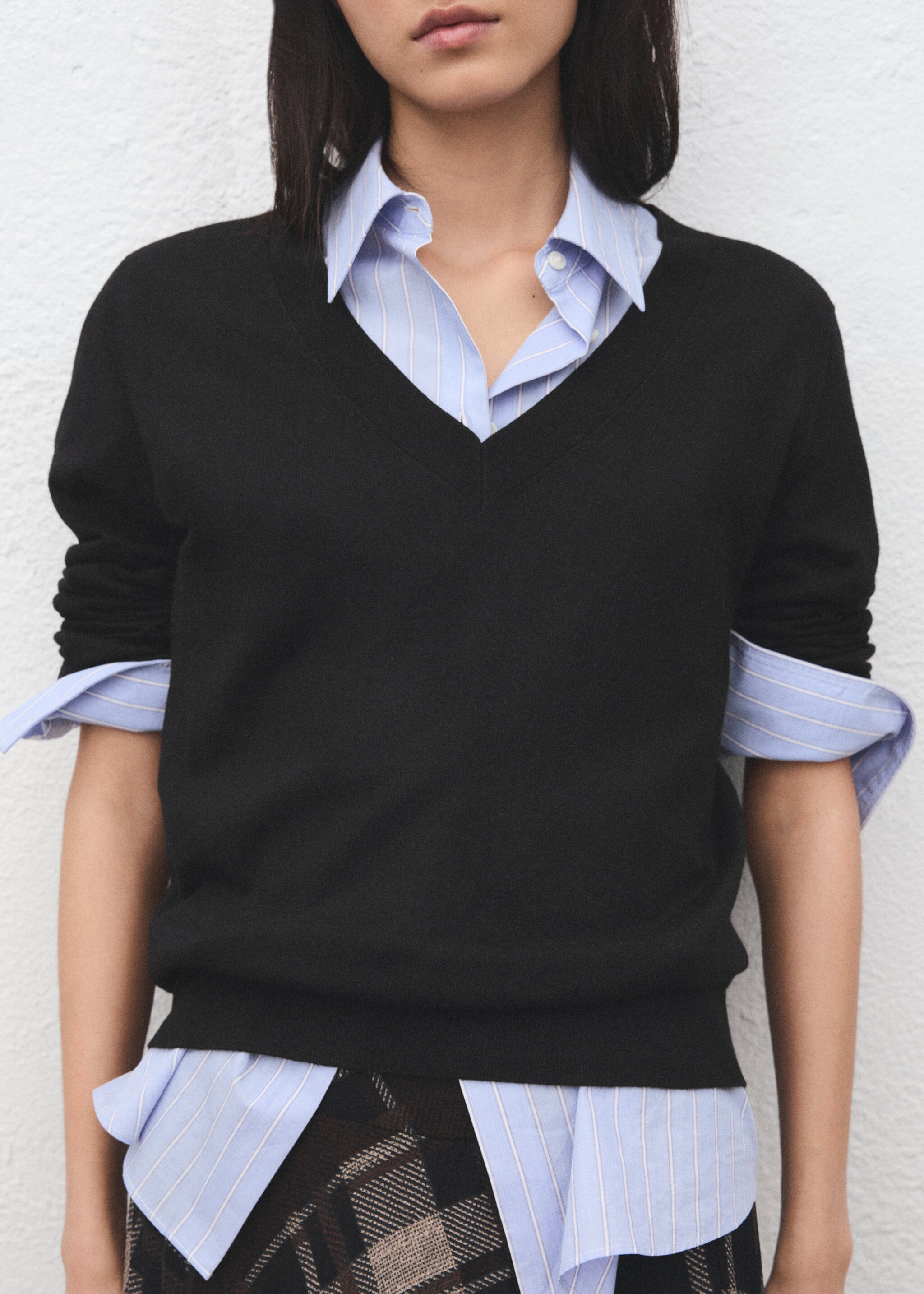 V-neck knit sweater - Medium plane, Black. Ref: 27031276-00.