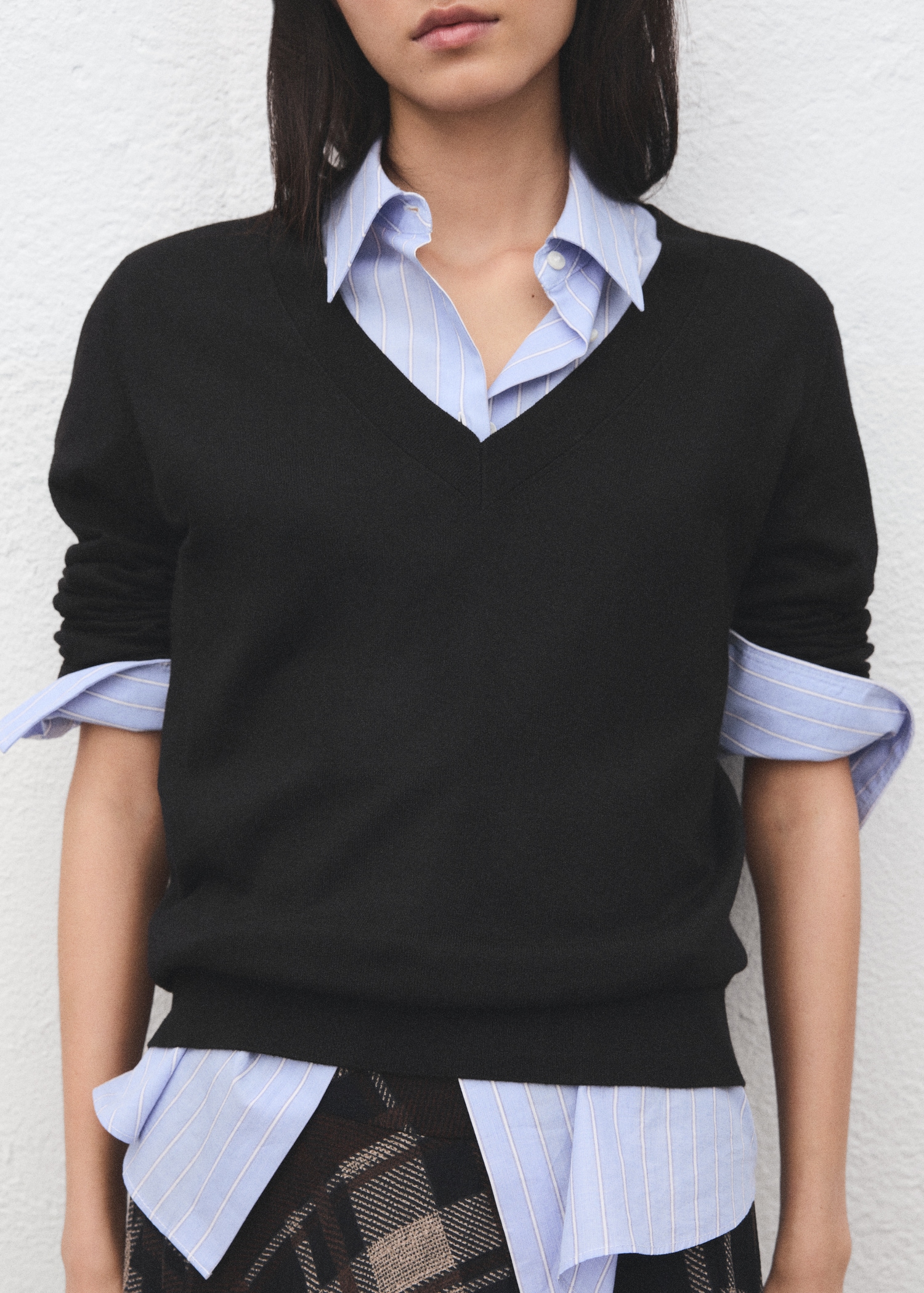 V-neck knit sweater - Medium plane