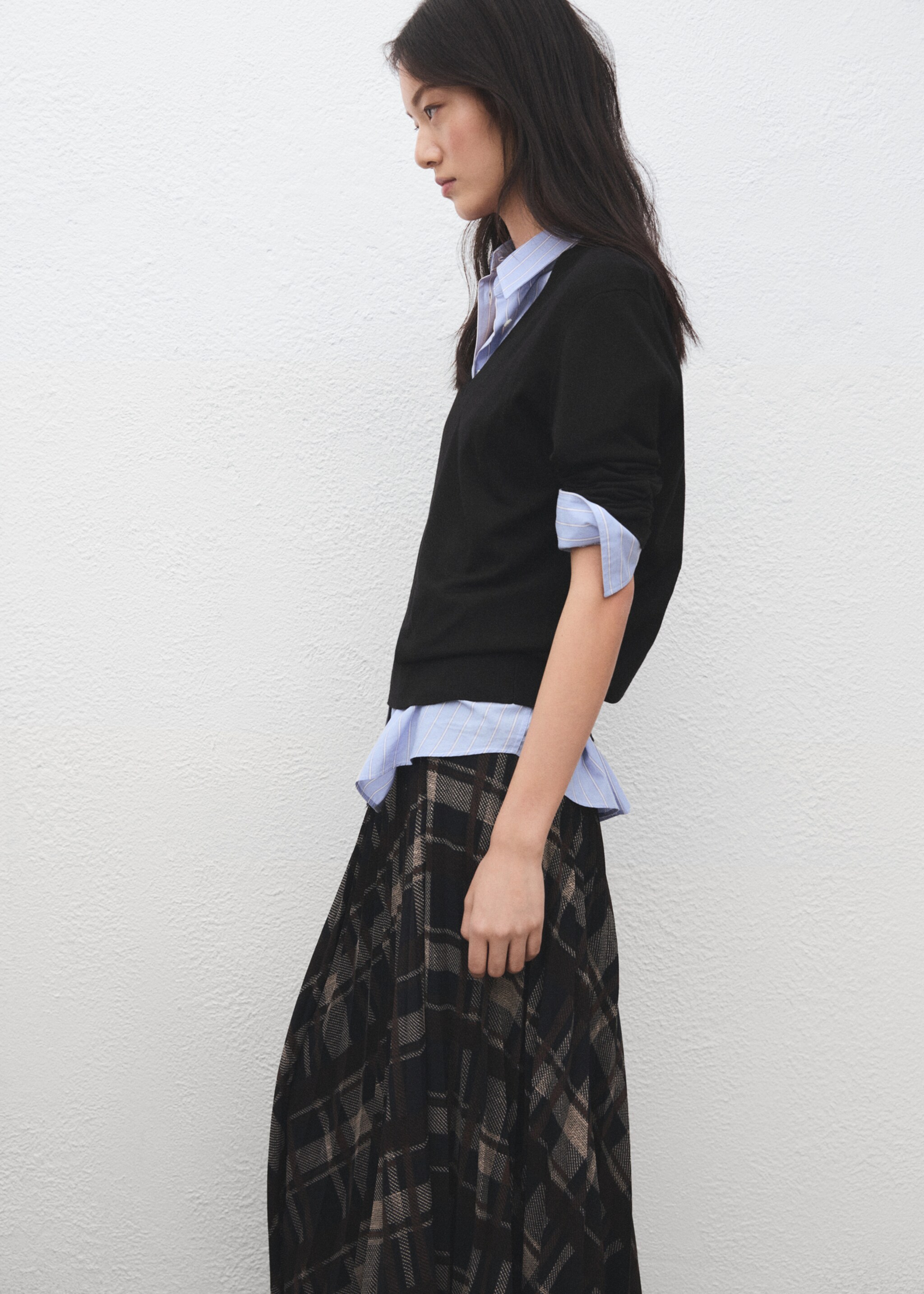 V-neck knit sweater - Details of the article 1, Black. Ref: 27031276-00.