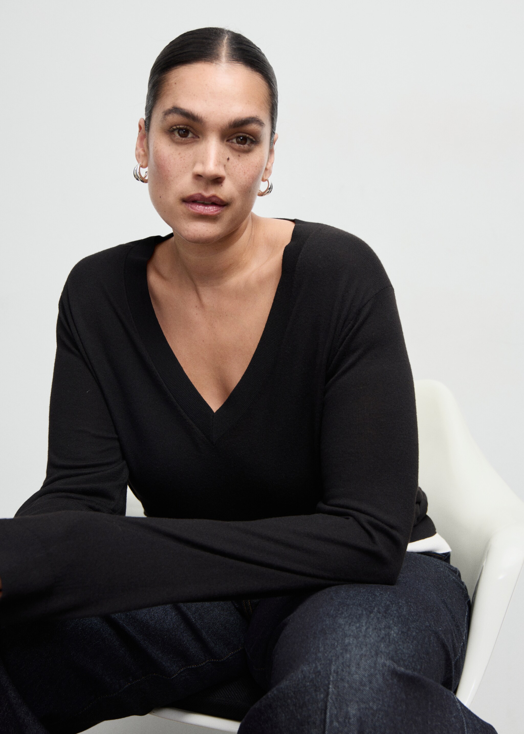 V-neck knit sweater - Details of the article 4, Black. Ref: 27031276-00.